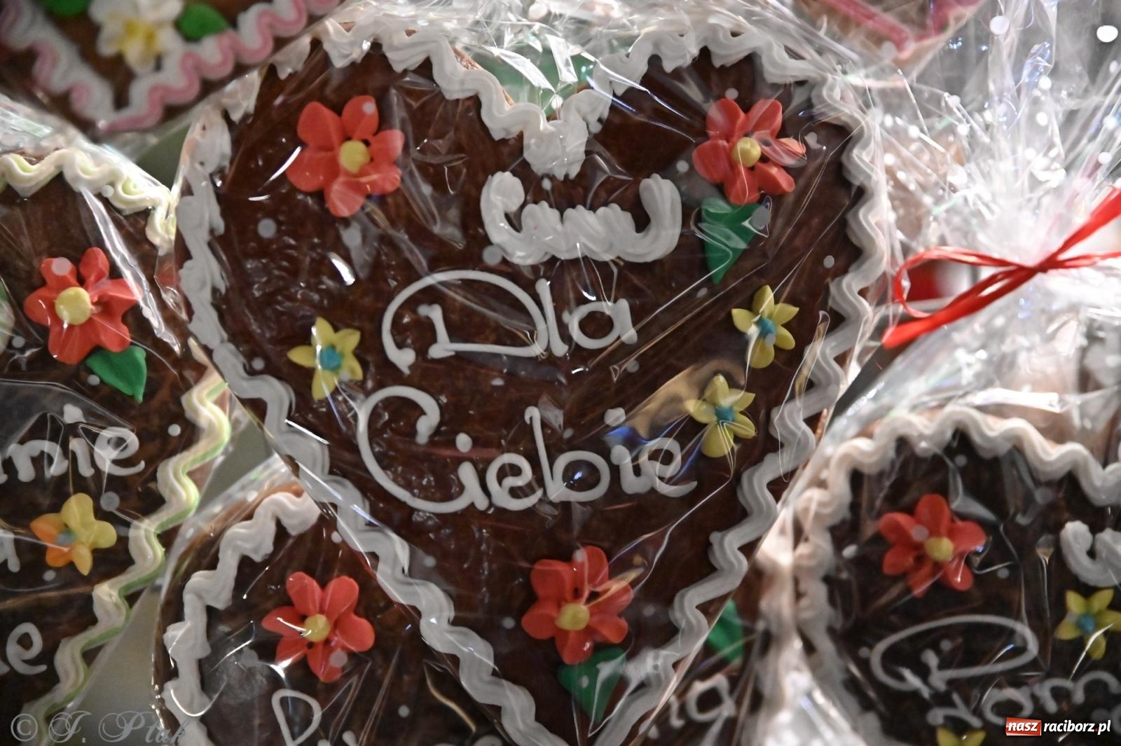 Zdjęcie w galerii na portalu naszraciborz.pl: Wieczór na raciborskim jarmarku: muzyka, świąteczne zakupy i spacer po rynku wiadomości z regionu