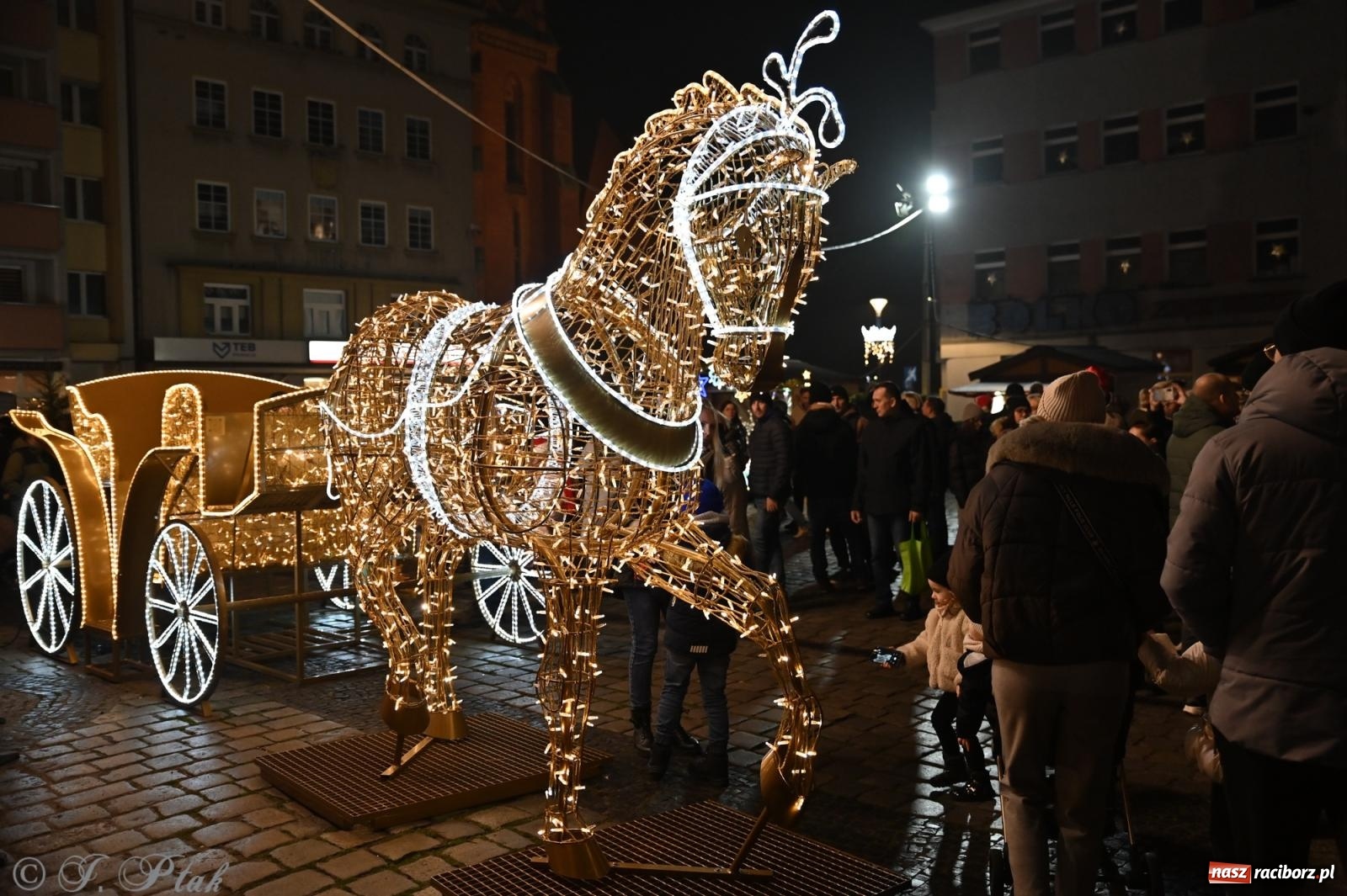 Zdjęcie w galerii na portalu naszraciborz.pl: Wieczór na raciborskim jarmarku: muzyka, świąteczne zakupy i spacer po rynku wiadomości z regionu