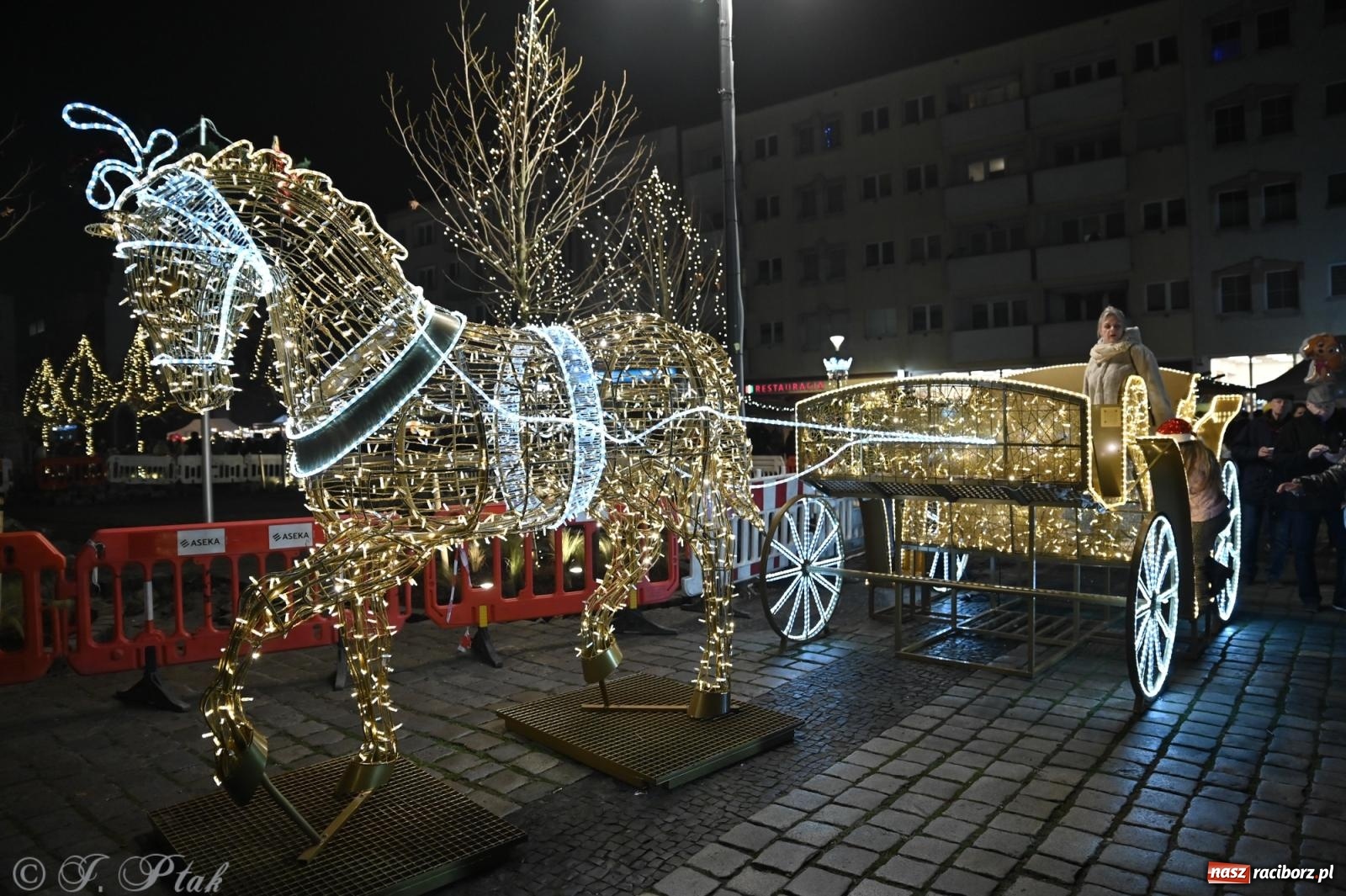 Zdjęcie w galerii na portalu naszraciborz.pl: Wieczór na raciborskim jarmarku: muzyka, świąteczne zakupy i spacer po rynku wiadomości z regionu