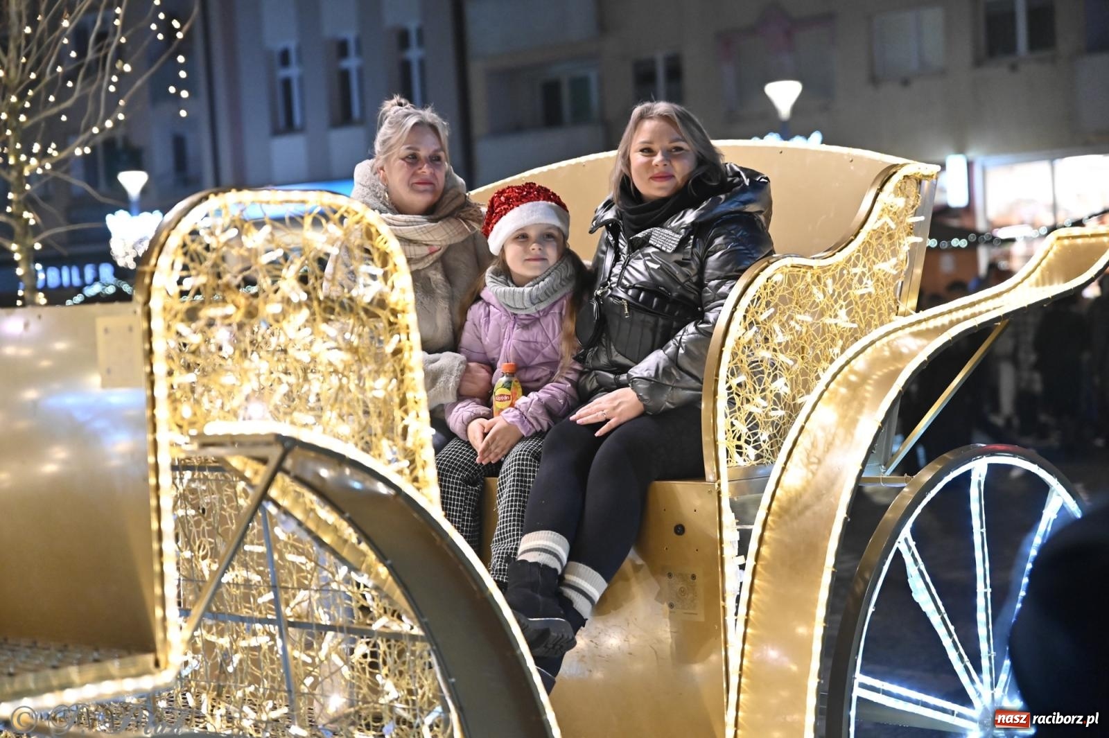Zdjęcie w galerii na portalu naszraciborz.pl: Wieczór na raciborskim jarmarku: muzyka, świąteczne zakupy i spacer po rynku wiadomości z regionu
