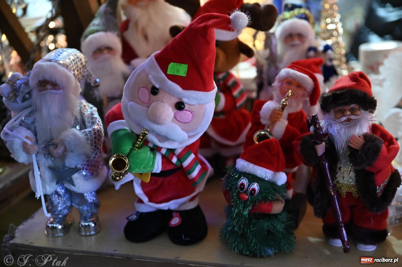 Zdjęcie w galerii na portalu naszraciborz.pl: Wieczór na raciborskim jarmarku: muzyka, świąteczne zakupy i spacer po rynku wiadomości z regionu