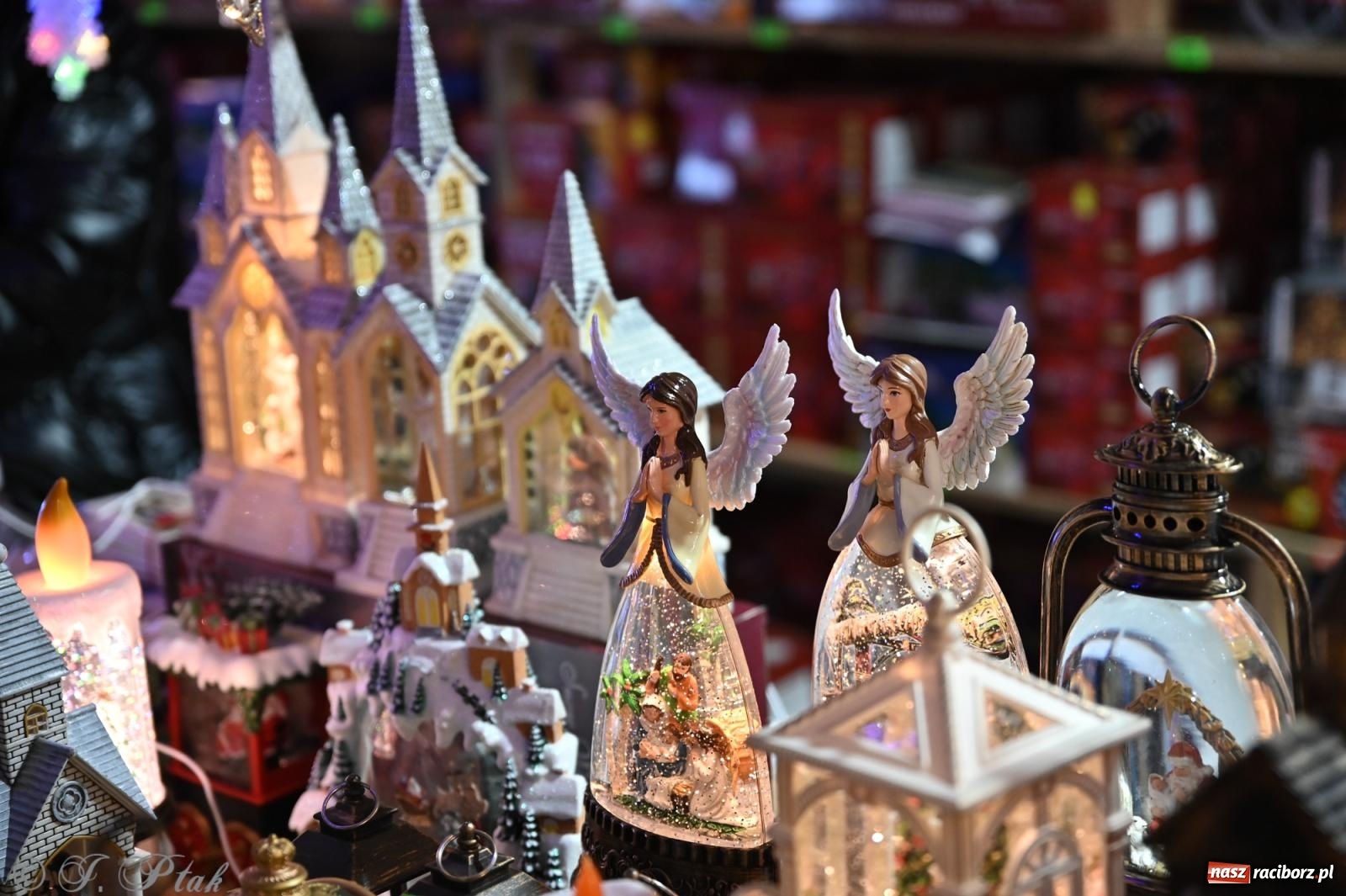 Zdjęcie w galerii na portalu naszraciborz.pl: Wieczór na raciborskim jarmarku: muzyka, świąteczne zakupy i spacer po rynku wiadomości z regionu