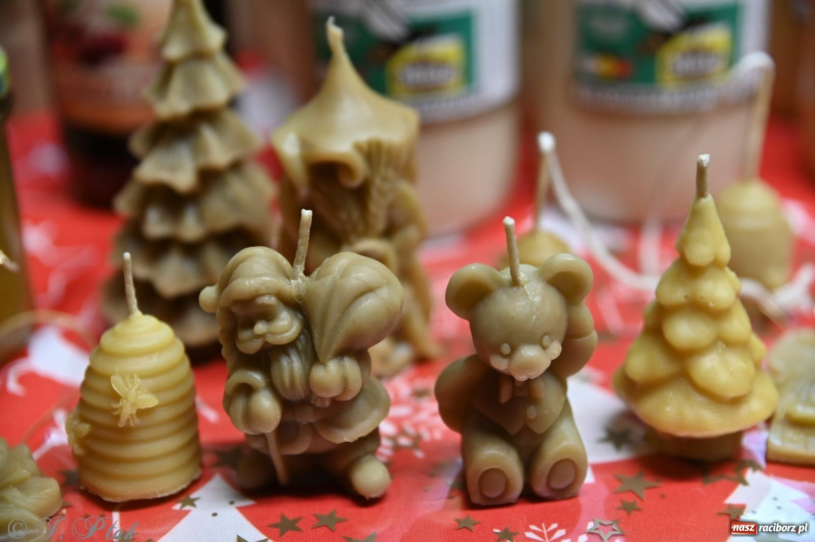 Zdjęcie w galerii na portalu naszraciborz.pl: Wieczór na raciborskim jarmarku: muzyka, świąteczne zakupy i spacer po rynku wiadomości z regionu