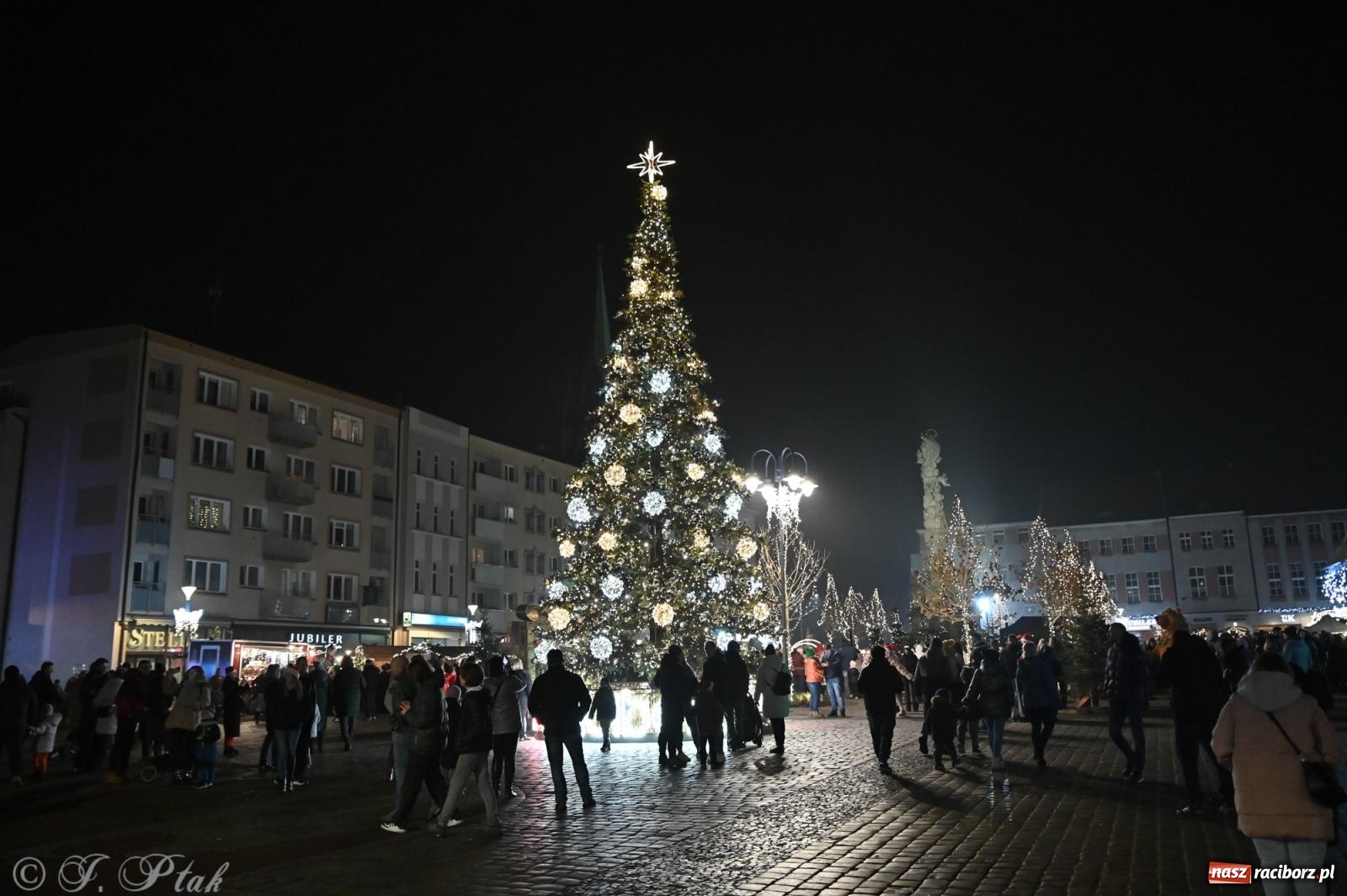 Zdjęcie w galerii na portalu naszraciborz.pl: Wieczór na raciborskim jarmarku: muzyka, świąteczne zakupy i spacer po rynku wiadomości z regionu