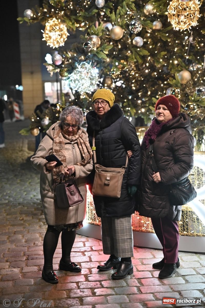 Zdjęcie w galerii na portalu naszraciborz.pl: Wieczór na raciborskim jarmarku: muzyka, świąteczne zakupy i spacer po rynku wiadomości z regionu