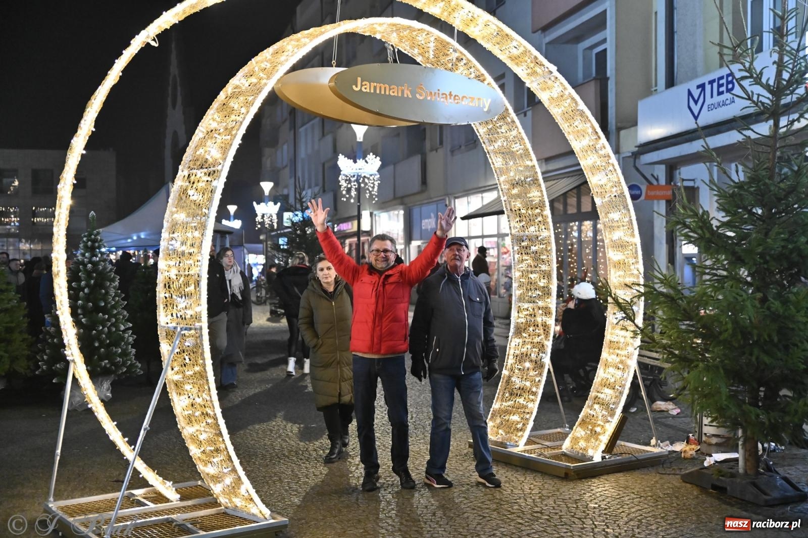 Zdjęcie w galerii na portalu naszraciborz.pl: Wieczór na raciborskim jarmarku: muzyka, świąteczne zakupy i spacer po rynku wiadomości z regionu