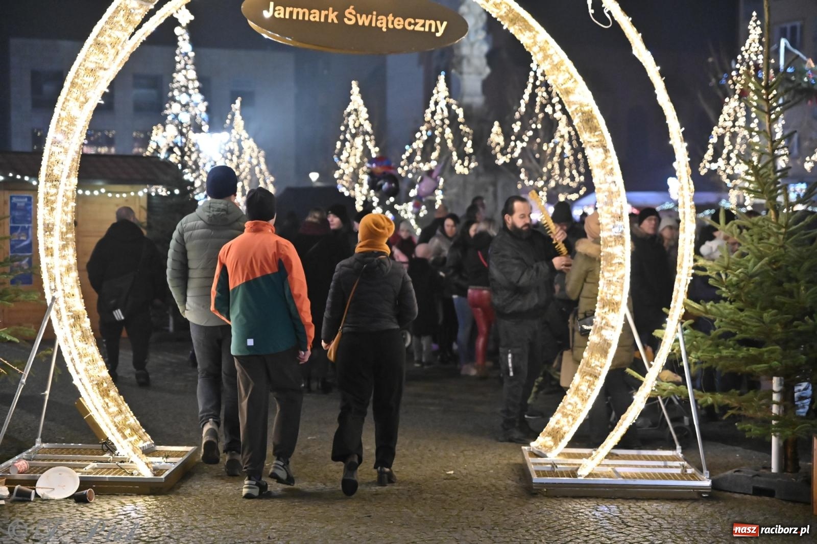 Zdjęcie w galerii na portalu naszraciborz.pl: Wieczór na raciborskim jarmarku: muzyka, świąteczne zakupy i spacer po rynku wiadomości z regionu