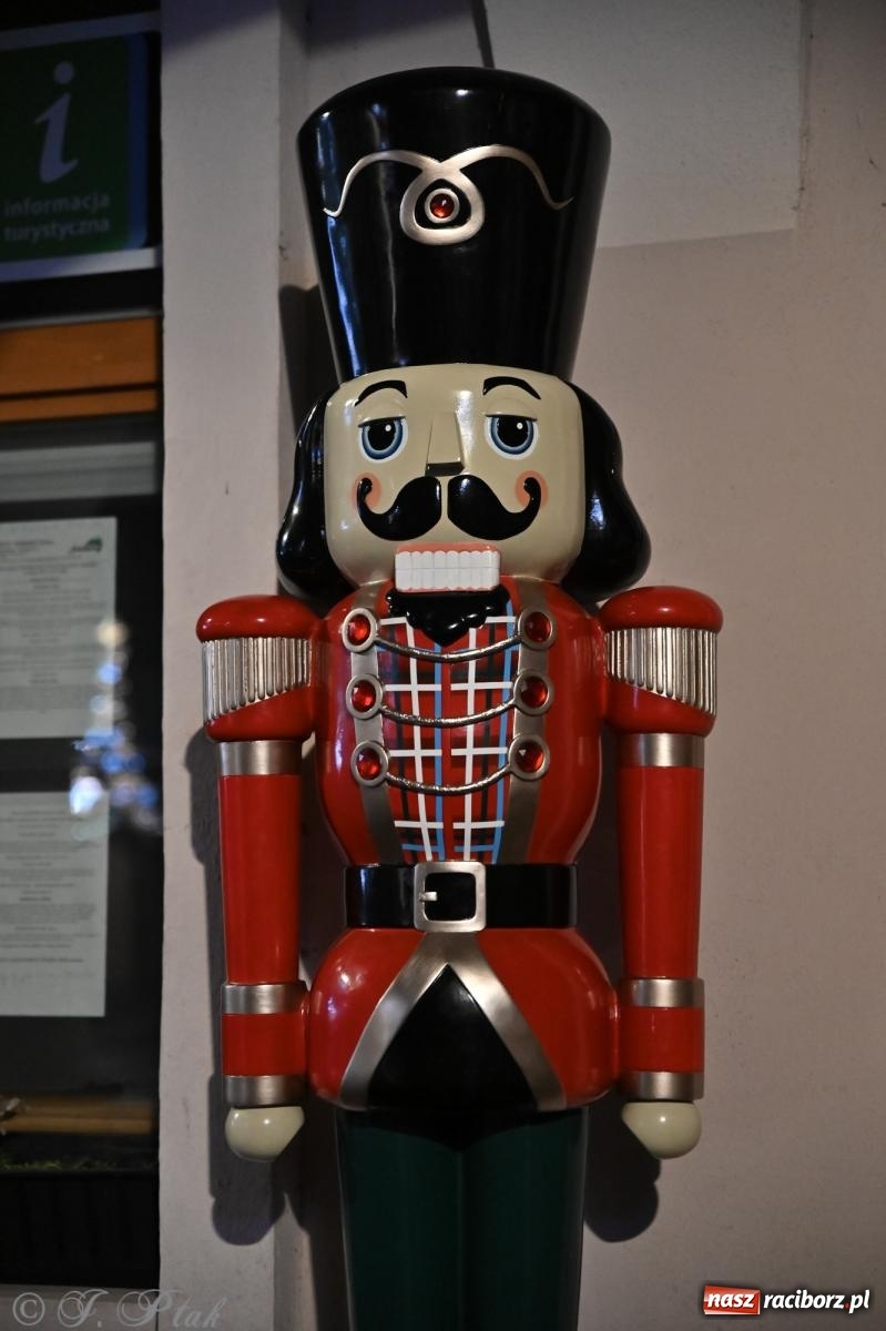 Zdjęcie w galerii na portalu naszraciborz.pl: Wieczór na raciborskim jarmarku: muzyka, świąteczne zakupy i spacer po rynku wiadomości z regionu