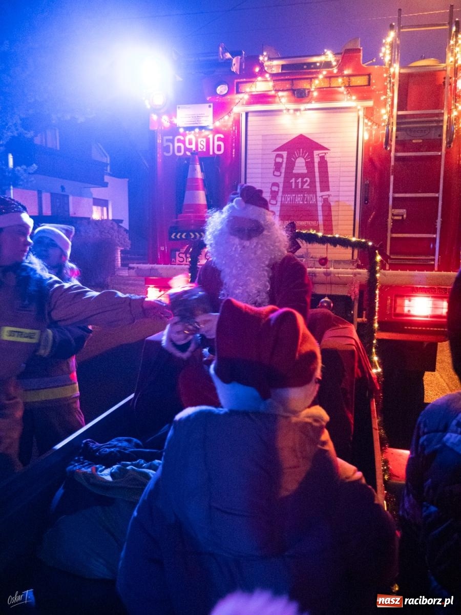 Zdjęcie w galerii na portalu naszraciborz.pl: Święty Mikołaj przyjechał do Nędzy wozem strażackim wiadomości z regionu