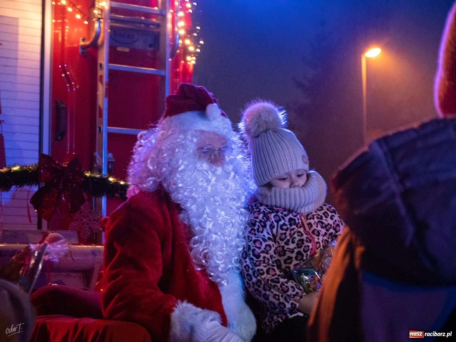 Zdjęcie w galerii na portalu naszraciborz.pl: Święty Mikołaj przyjechał do Nędzy wozem strażackim wiadomości z regionu