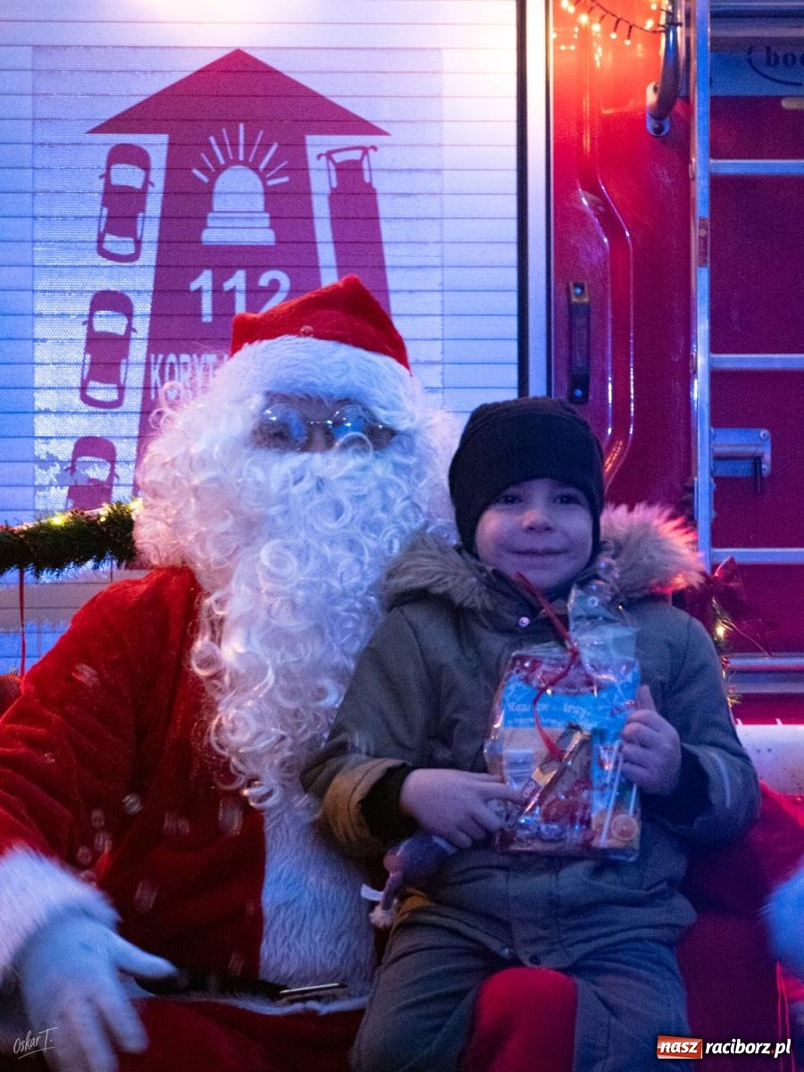 Zdjęcie w galerii na portalu naszraciborz.pl: Święty Mikołaj przyjechał do Nędzy wozem strażackim wiadomości z regionu