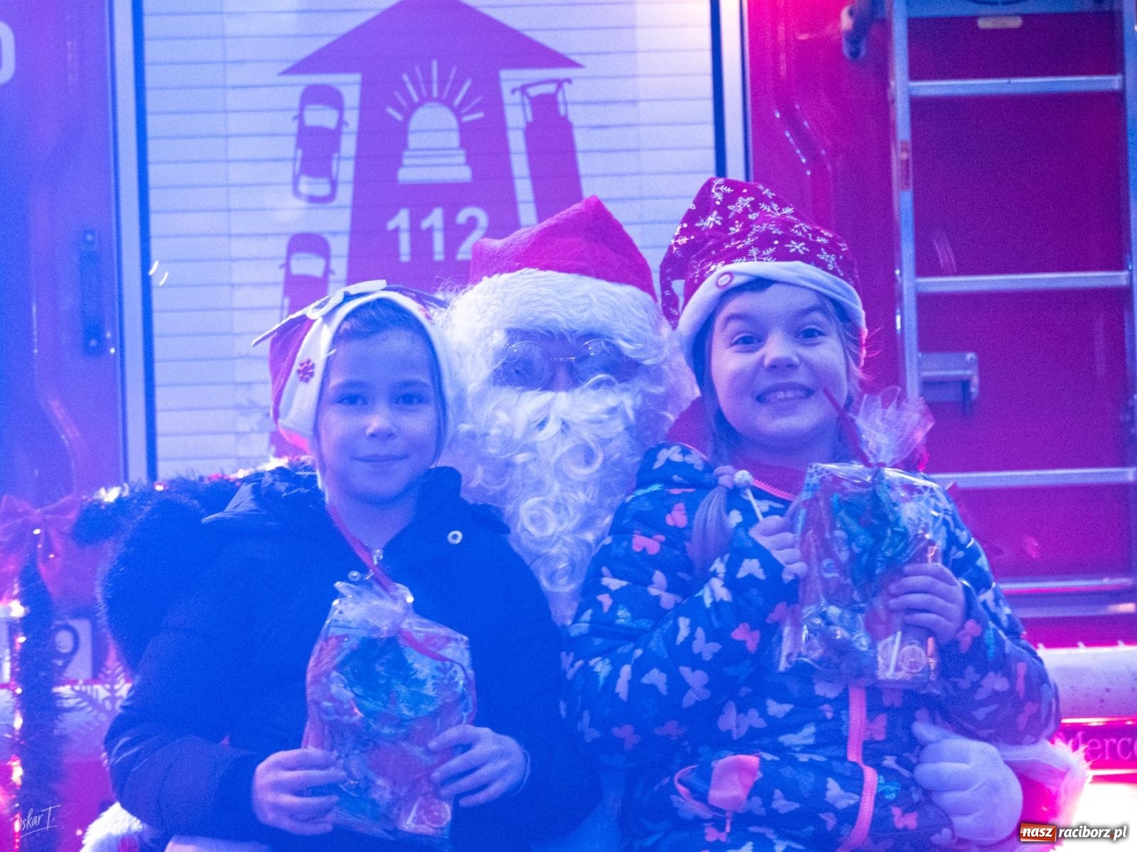 Zdjęcie w galerii na portalu naszraciborz.pl: Święty Mikołaj przyjechał do Nędzy wozem strażackim wiadomości z regionu