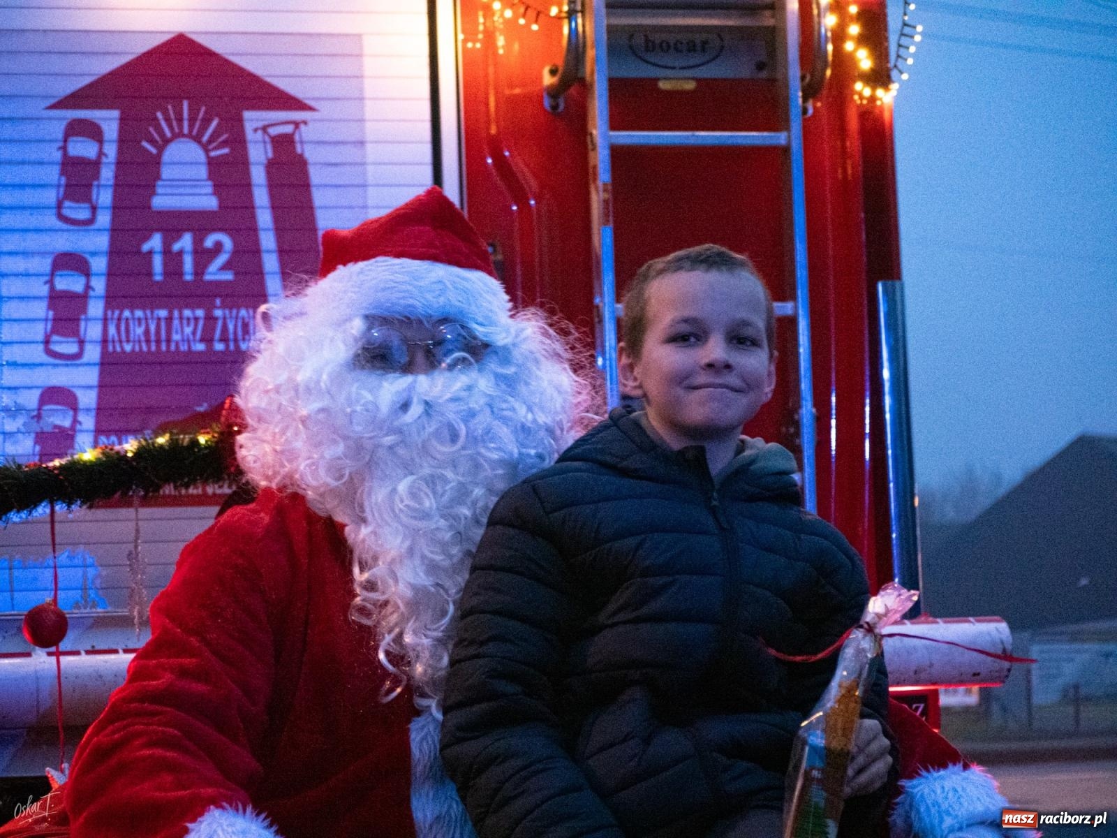 Zdjęcie w galerii na portalu naszraciborz.pl: Święty Mikołaj przyjechał do Nędzy wozem strażackim wiadomości z regionu