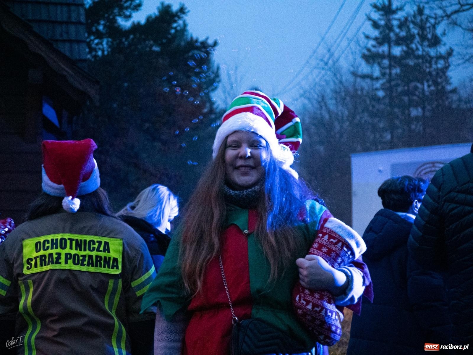 Zdjęcie w galerii na portalu naszraciborz.pl: Święty Mikołaj przyjechał do Nędzy wozem strażackim wiadomości z regionu