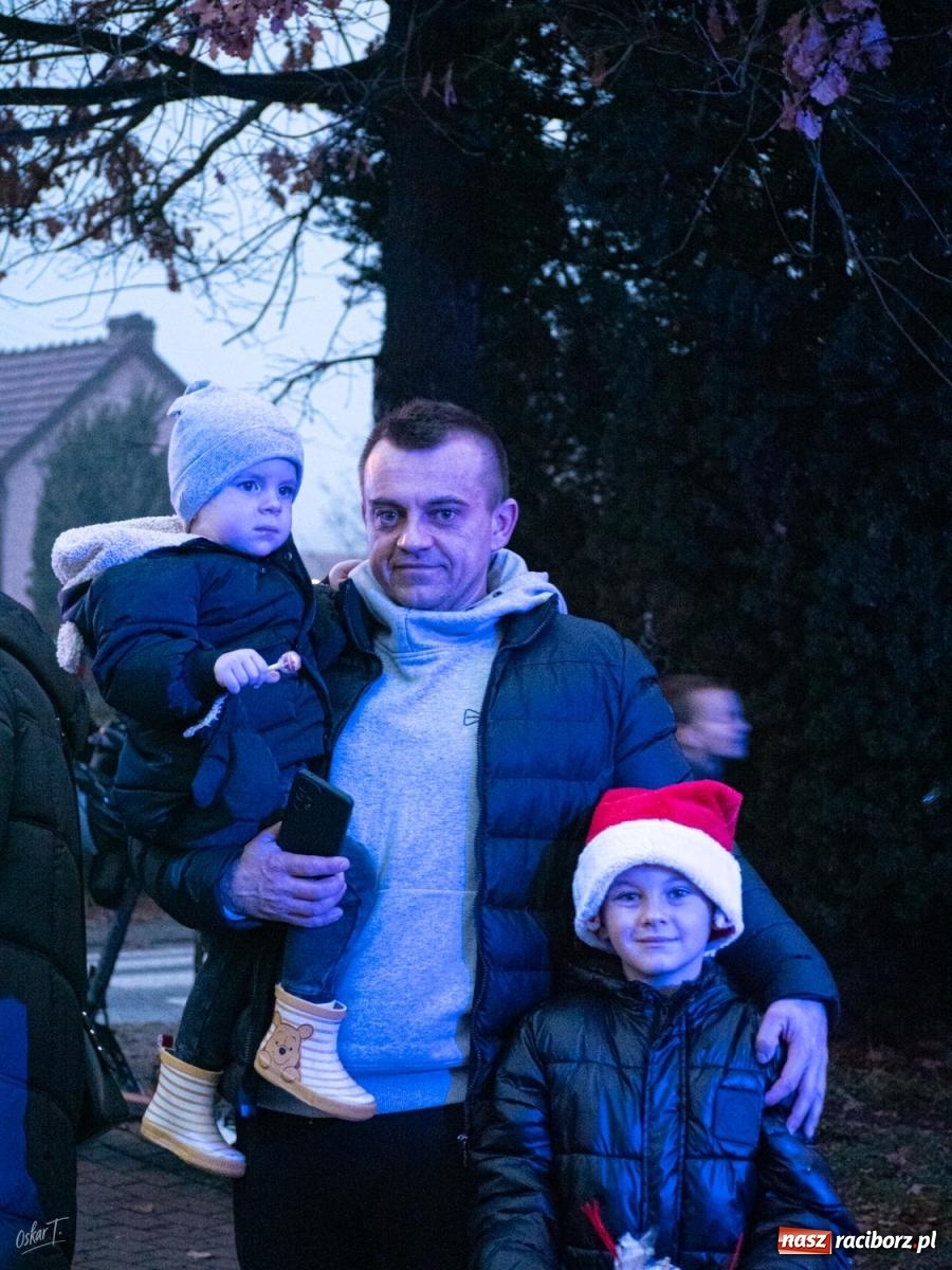 Zdjęcie w galerii na portalu naszraciborz.pl: Święty Mikołaj przyjechał do Nędzy wozem strażackim wiadomości z regionu