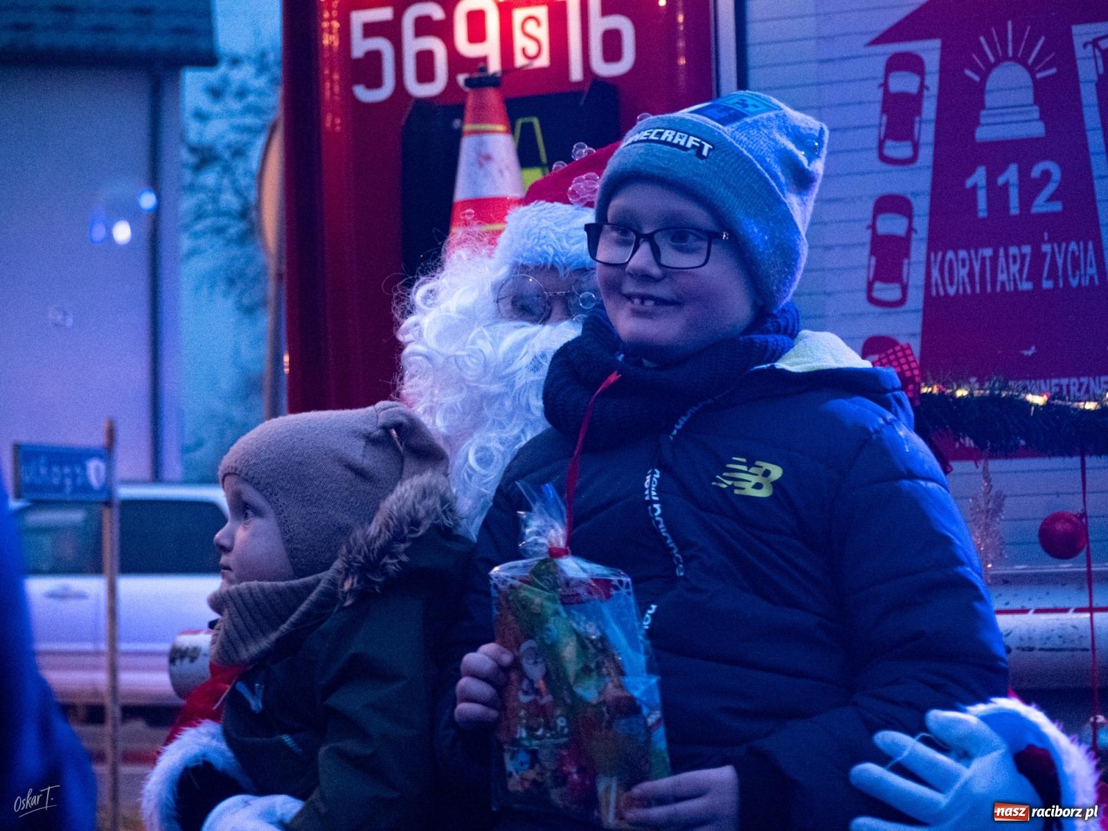 Zdjęcie w galerii na portalu naszraciborz.pl: Święty Mikołaj przyjechał do Nędzy wozem strażackim wiadomości z regionu