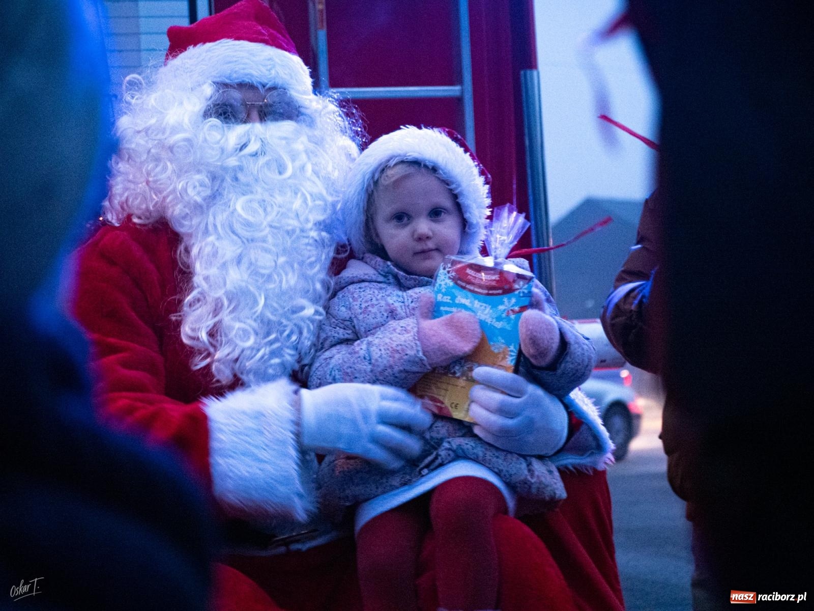 Zdjęcie w galerii na portalu naszraciborz.pl: Święty Mikołaj przyjechał do Nędzy wozem strażackim wiadomości z regionu