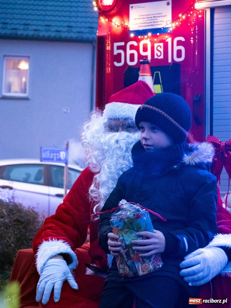 Zdjęcie w galerii na portalu naszraciborz.pl: Święty Mikołaj przyjechał do Nędzy wozem strażackim wiadomości z regionu