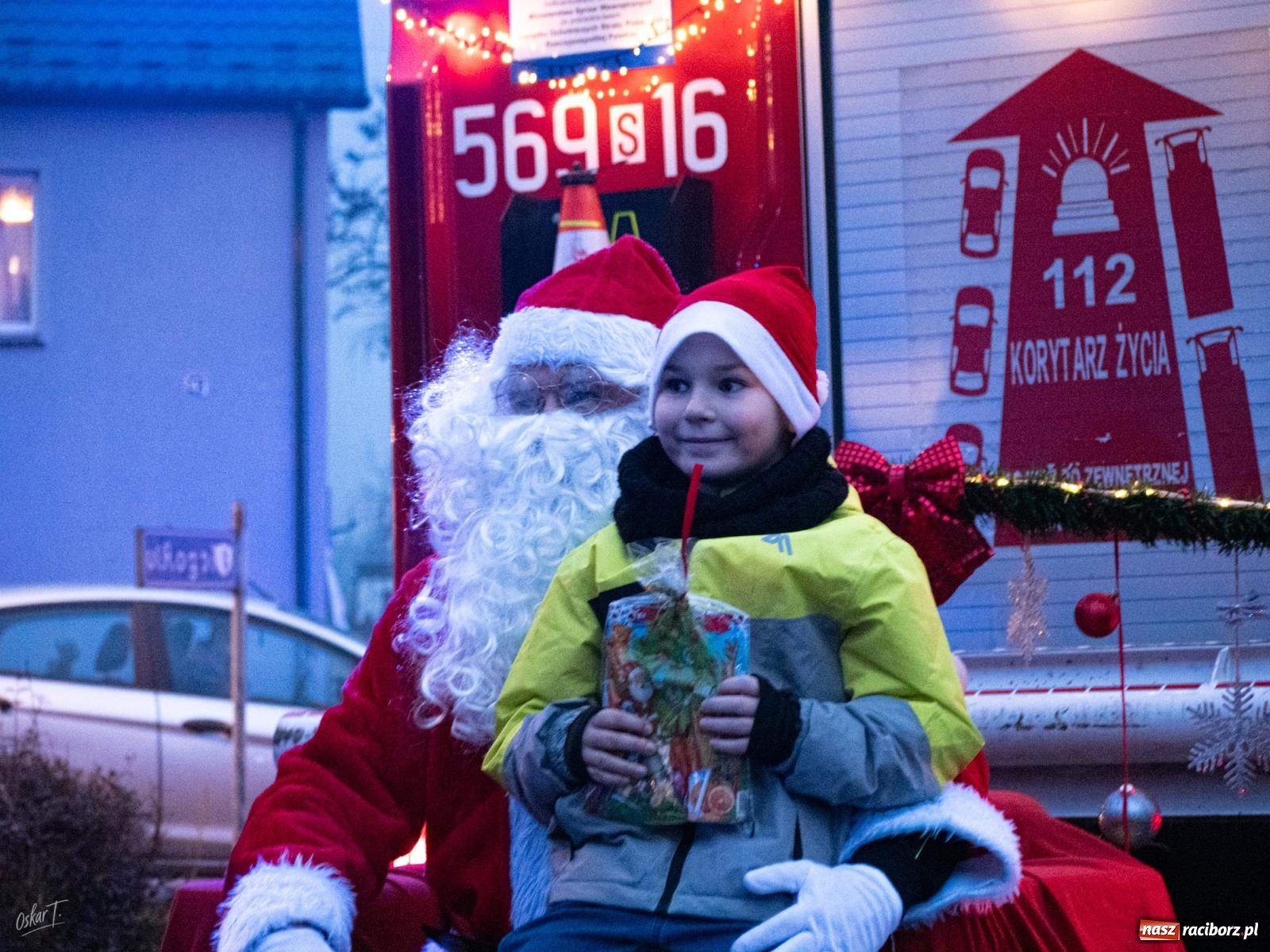 Zdjęcie w galerii na portalu naszraciborz.pl: Święty Mikołaj przyjechał do Nędzy wozem strażackim wiadomości z regionu