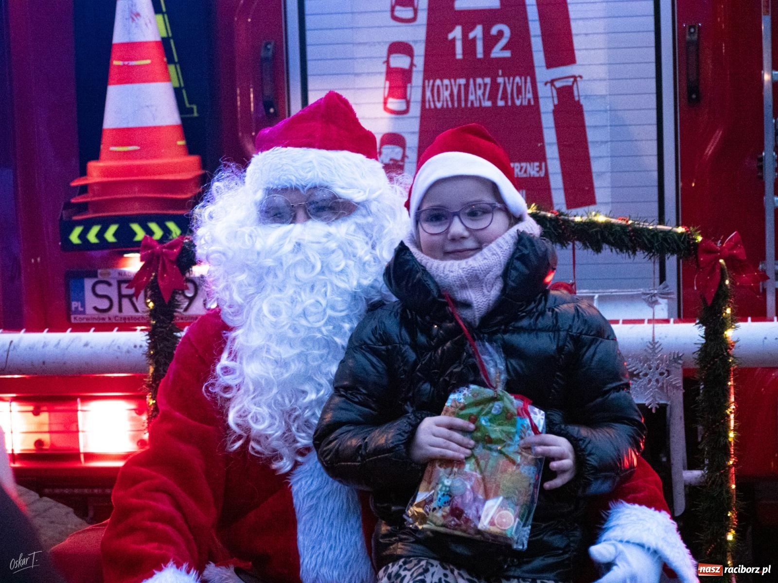 Zdjęcie w galerii na portalu naszraciborz.pl: Święty Mikołaj przyjechał do Nędzy wozem strażackim wiadomości z regionu