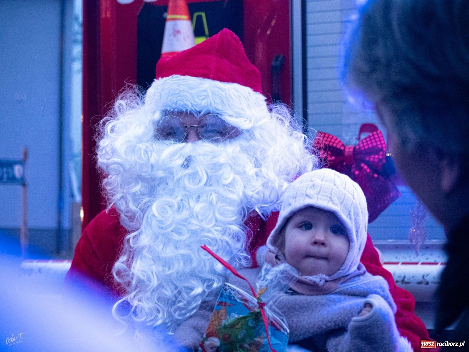 Zdjęcie w galerii na portalu naszraciborz.pl: Święty Mikołaj przyjechał do Nędzy wozem strażackim wiadomości z regionu