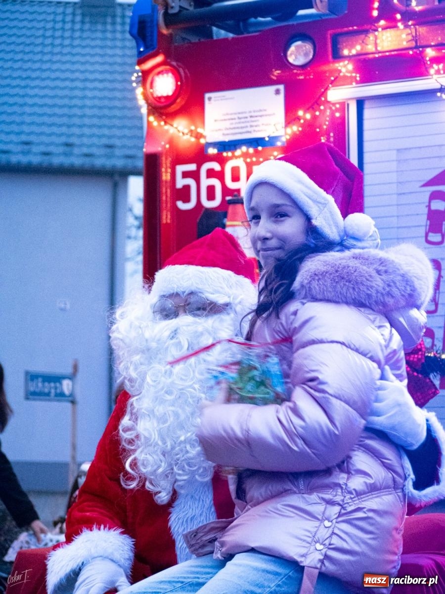 Zdjęcie w galerii na portalu naszraciborz.pl: Święty Mikołaj przyjechał do Nędzy wozem strażackim wiadomości z regionu