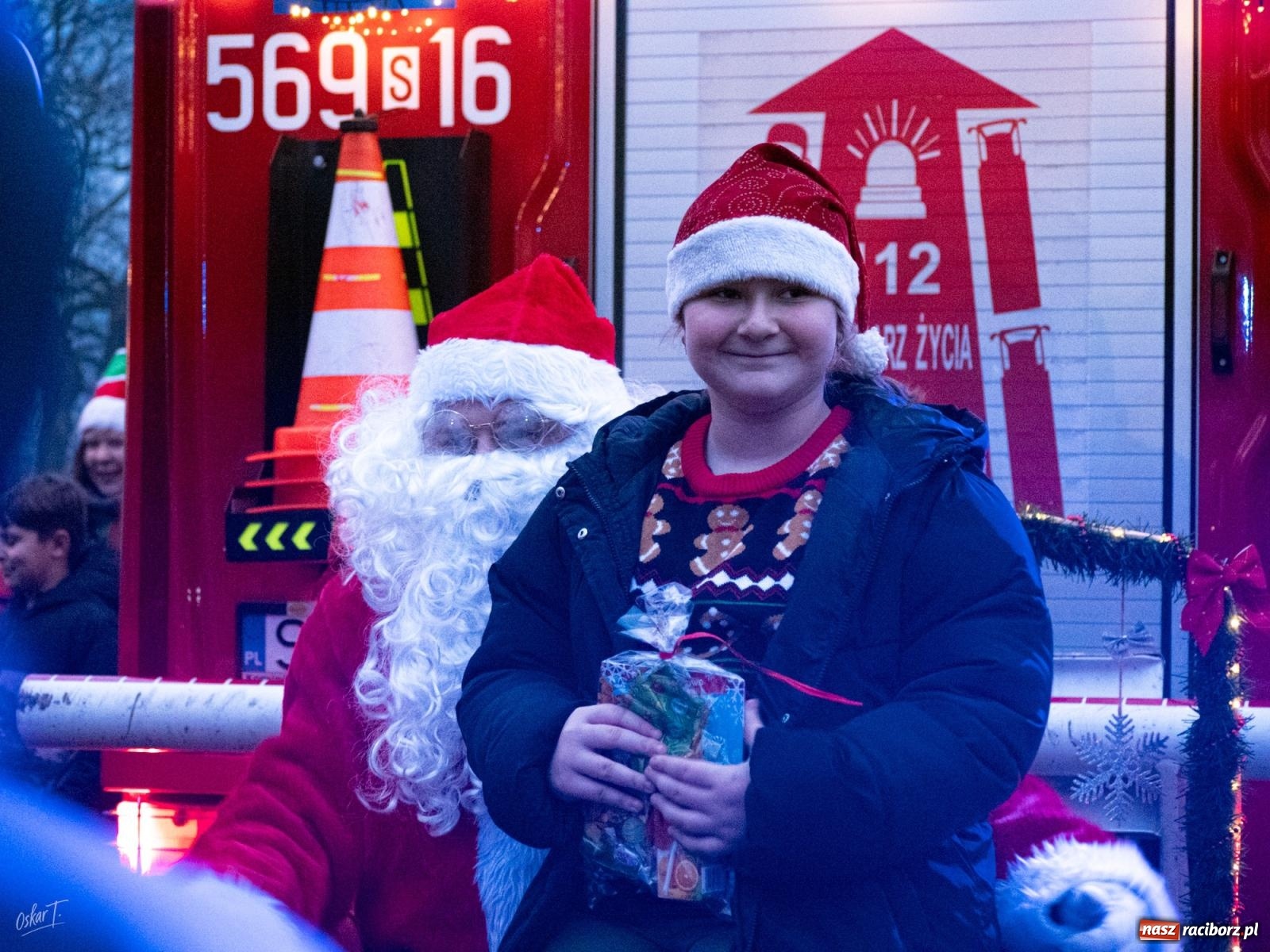Zdjęcie w galerii na portalu naszraciborz.pl: Święty Mikołaj przyjechał do Nędzy wozem strażackim wiadomości z regionu