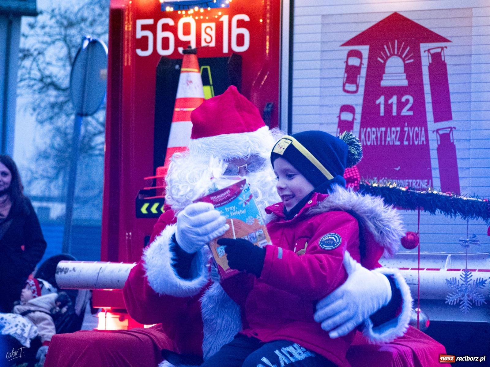 Zdjęcie w galerii na portalu naszraciborz.pl: Święty Mikołaj przyjechał do Nędzy wozem strażackim wiadomości z regionu