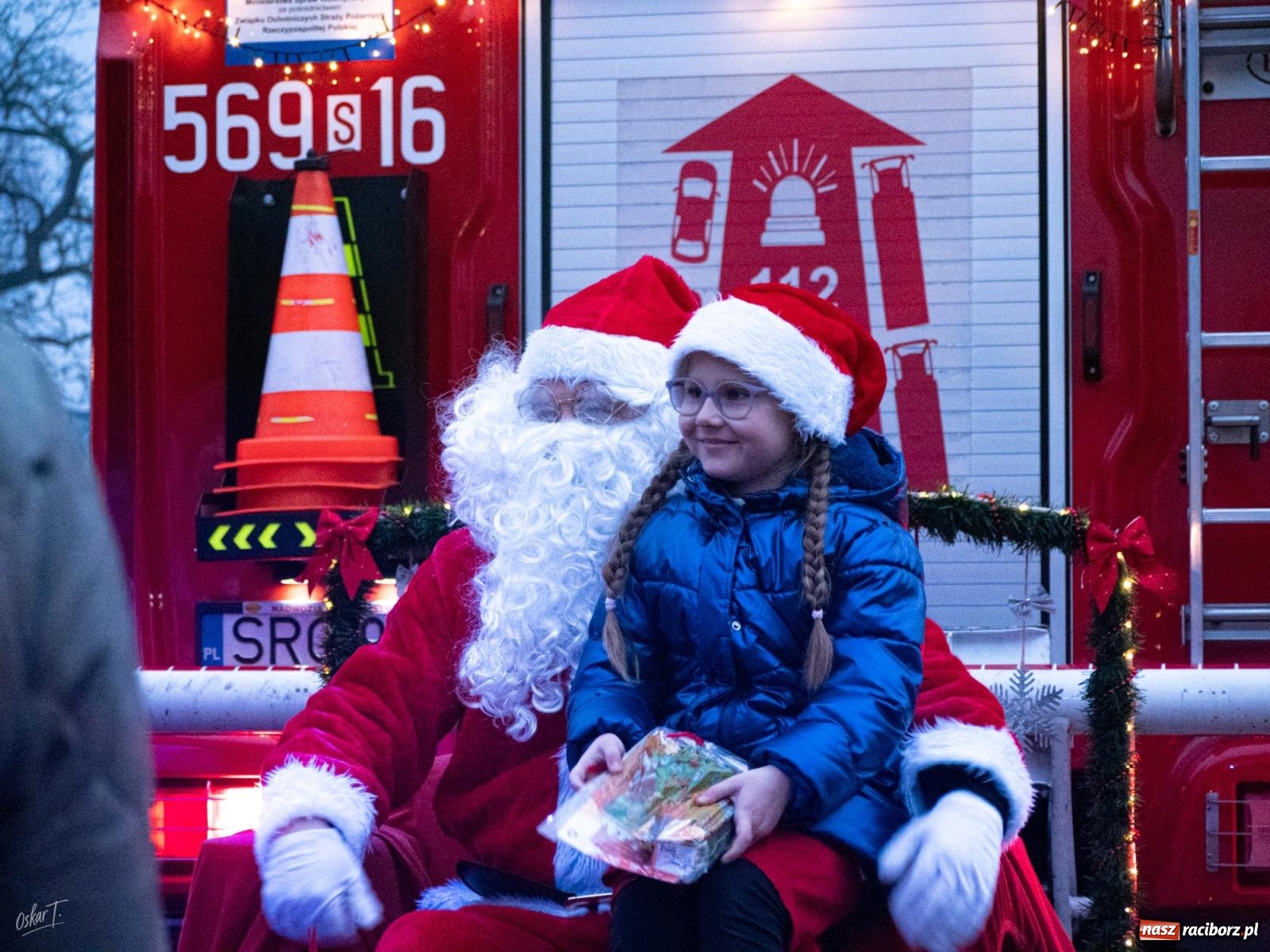 Zdjęcie w galerii na portalu naszraciborz.pl: Święty Mikołaj przyjechał do Nędzy wozem strażackim wiadomości z regionu