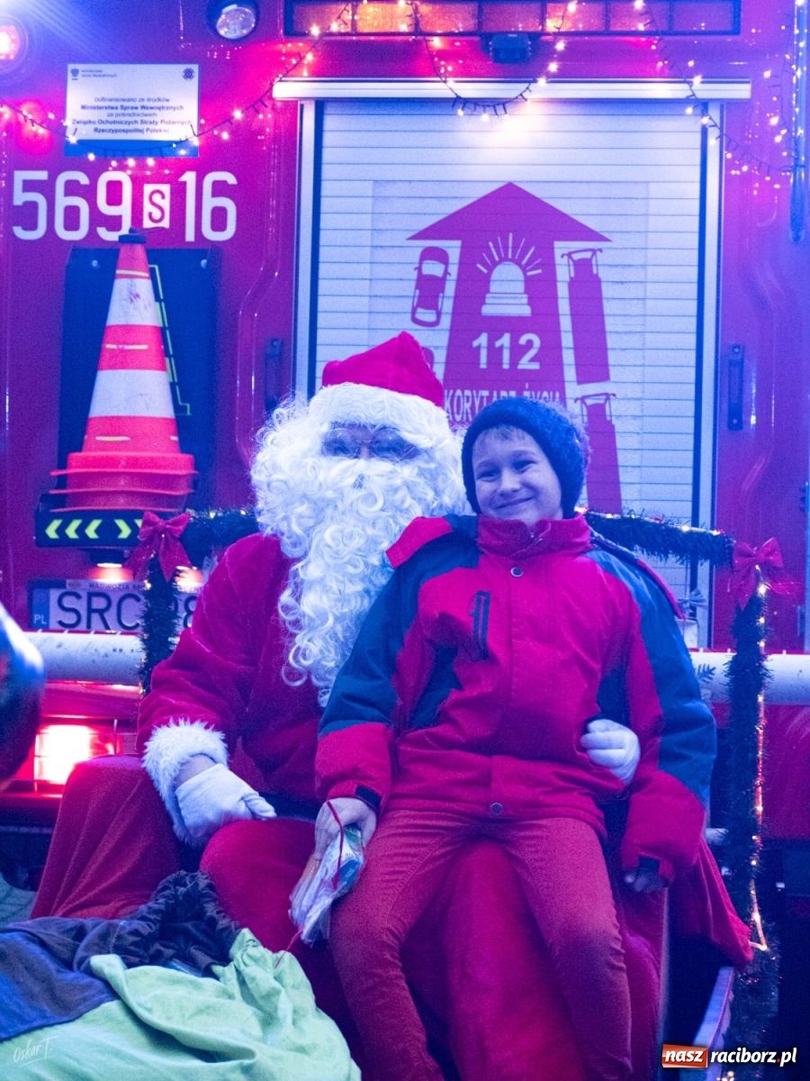 Zdjęcie w galerii na portalu naszraciborz.pl: Święty Mikołaj przyjechał do Nędzy wozem strażackim wiadomości z regionu