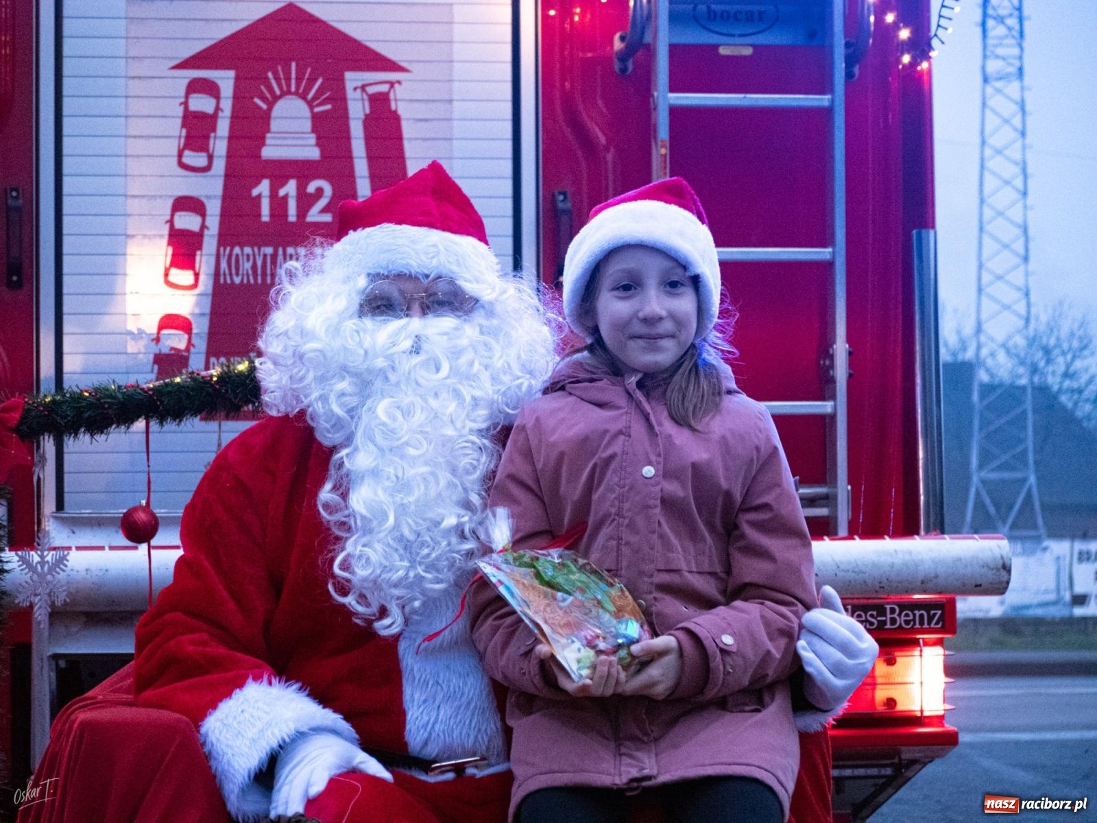 Zdjęcie w galerii na portalu naszraciborz.pl: Święty Mikołaj przyjechał do Nędzy wozem strażackim wiadomości z regionu