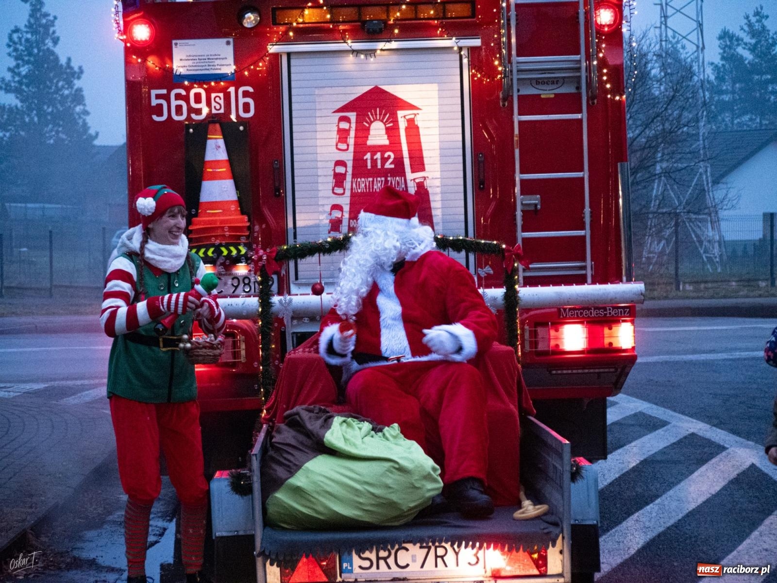 Zdjęcie w galerii na portalu naszraciborz.pl: Święty Mikołaj przyjechał do Nędzy wozem strażackim wiadomości z regionu