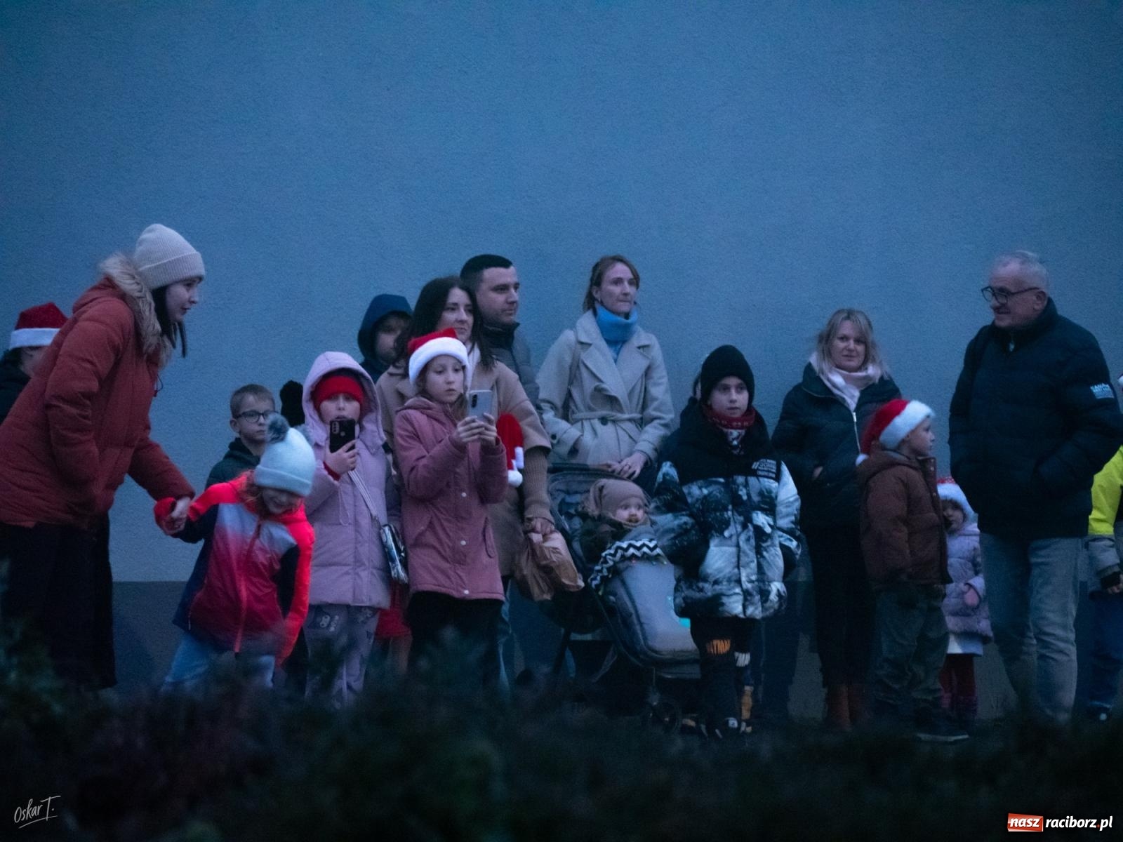 Zdjęcie w galerii na portalu naszraciborz.pl: Święty Mikołaj przyjechał do Nędzy wozem strażackim wiadomości z regionu