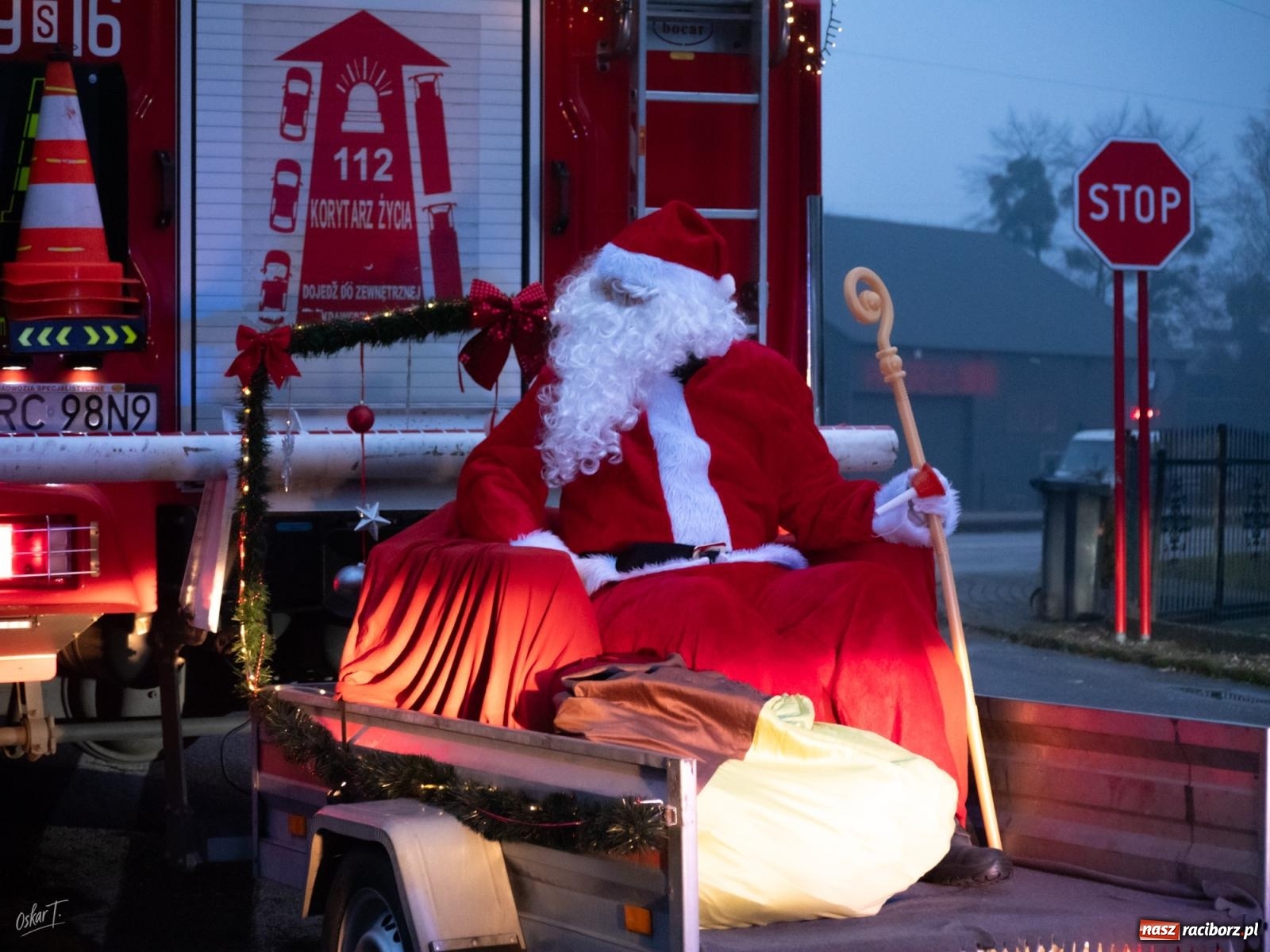 Zdjęcie w galerii na portalu naszraciborz.pl: Święty Mikołaj przyjechał do Nędzy wozem strażackim wiadomości z regionu