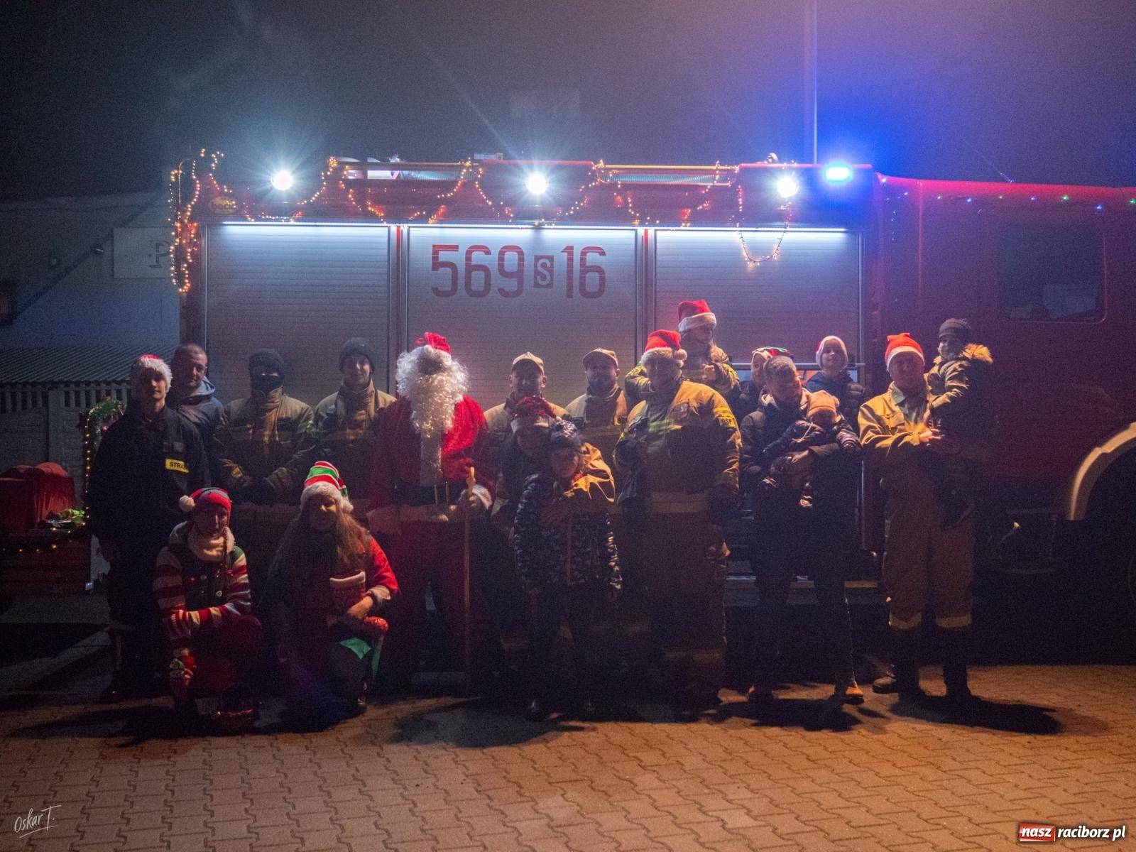 Zdjęcie w galerii na portalu naszraciborz.pl: Święty Mikołaj przyjechał do Nędzy wozem strażackim wiadomości z regionu