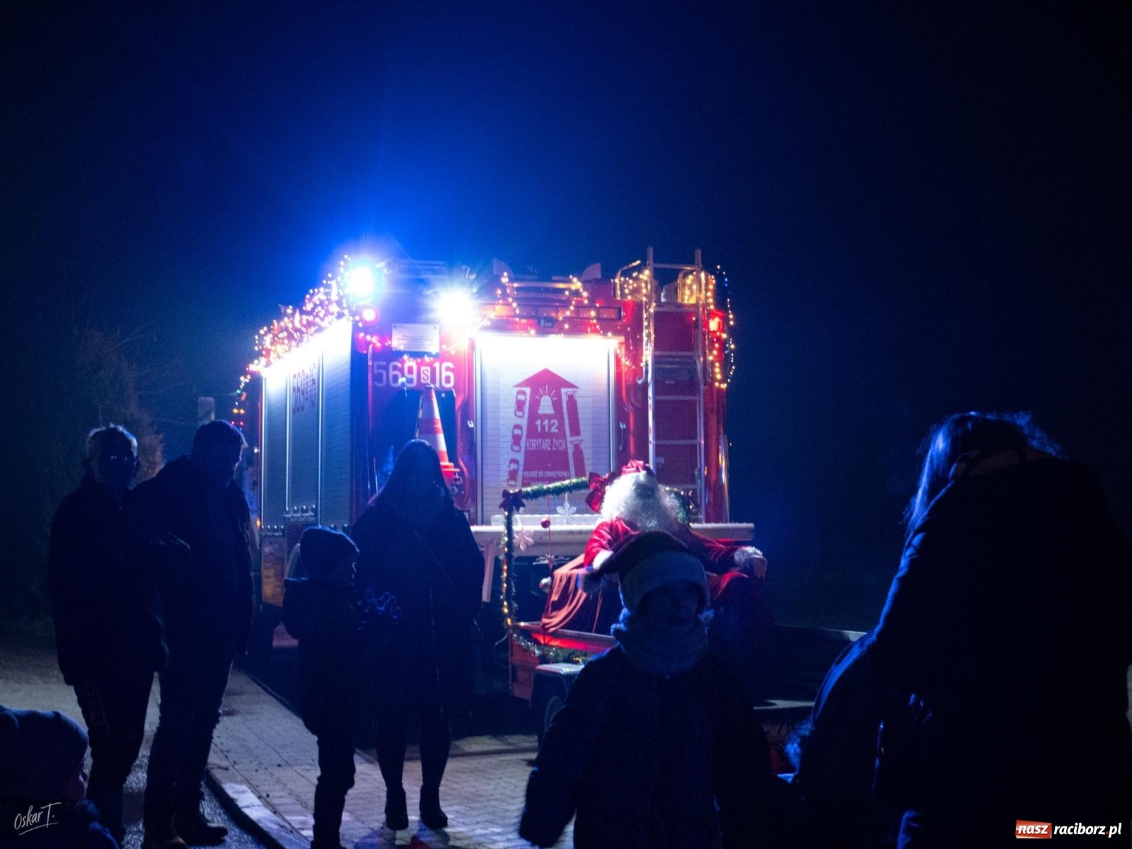 Zdjęcie w galerii na portalu naszraciborz.pl: Święty Mikołaj przyjechał do Nędzy wozem strażackim wiadomości z regionu