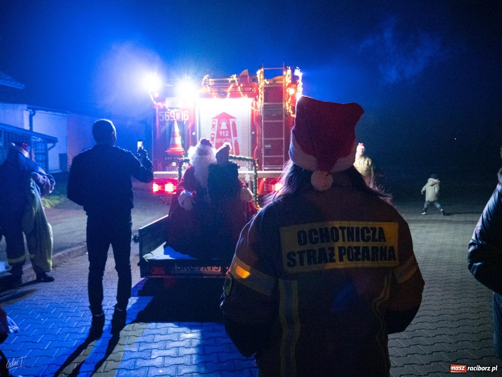 Zdjęcie w galerii na portalu naszraciborz.pl: Święty Mikołaj przyjechał do Nędzy wozem strażackim wiadomości z regionu