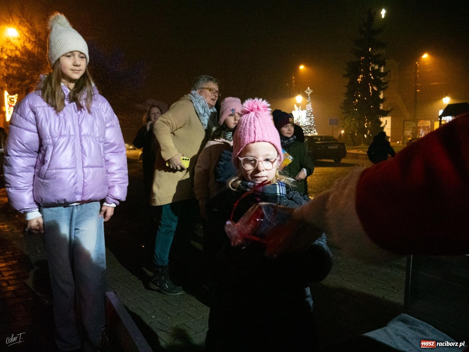 Zdjęcie w galerii na portalu naszraciborz.pl: Święty Mikołaj przyjechał do Nędzy wozem strażackim wiadomości z regionu