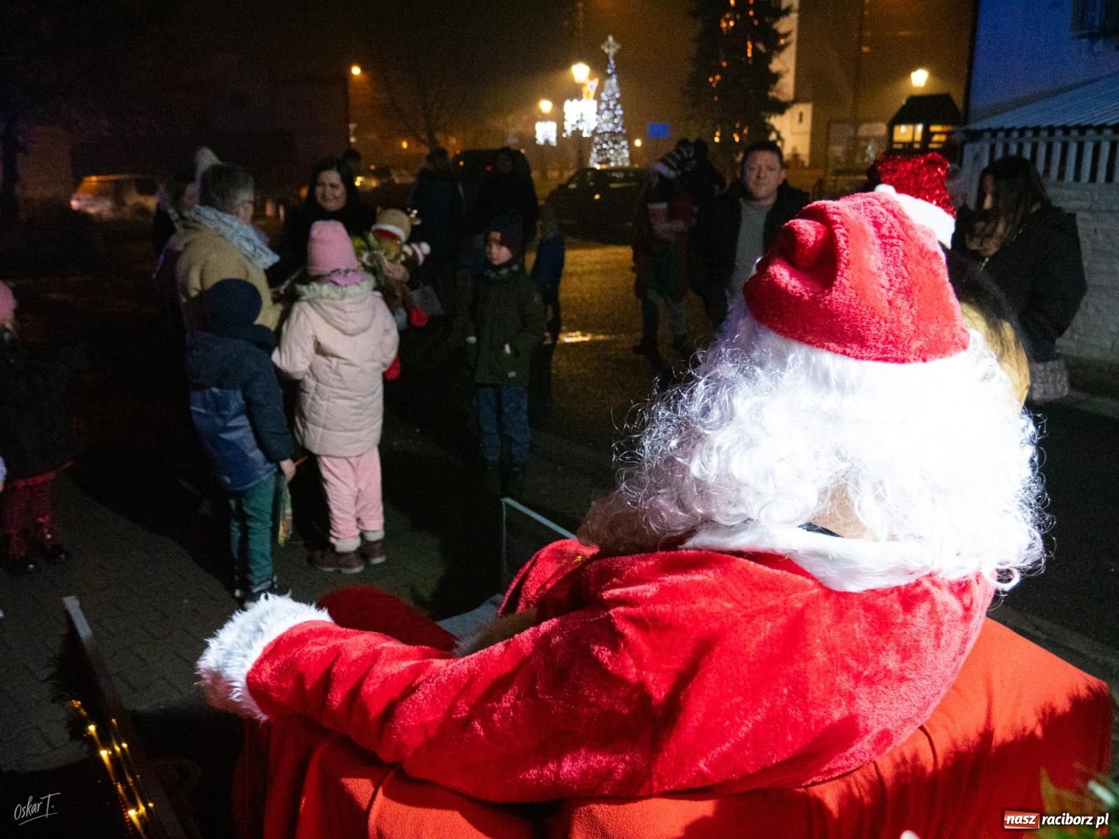 Zdjęcie w galerii na portalu naszraciborz.pl: Święty Mikołaj przyjechał do Nędzy wozem strażackim wiadomości z regionu