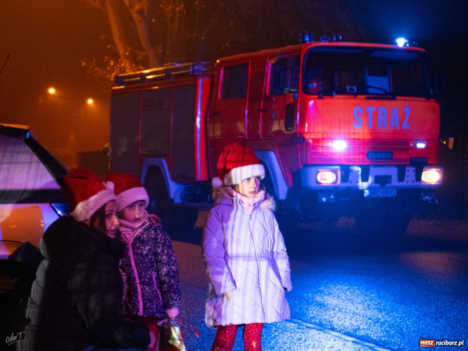 Zdjęcie w galerii na portalu naszraciborz.pl: Święty Mikołaj przyjechał do Nędzy wozem strażackim wiadomości z regionu