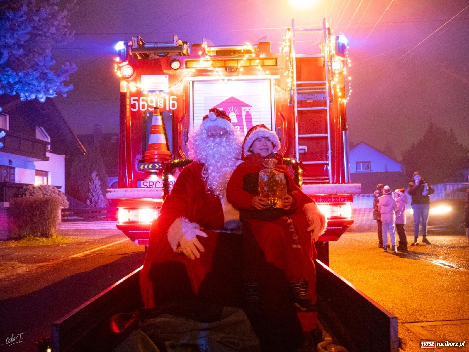 Zdjęcie w galerii na portalu naszraciborz.pl: Święty Mikołaj przyjechał do Nędzy wozem strażackim wiadomości z regionu