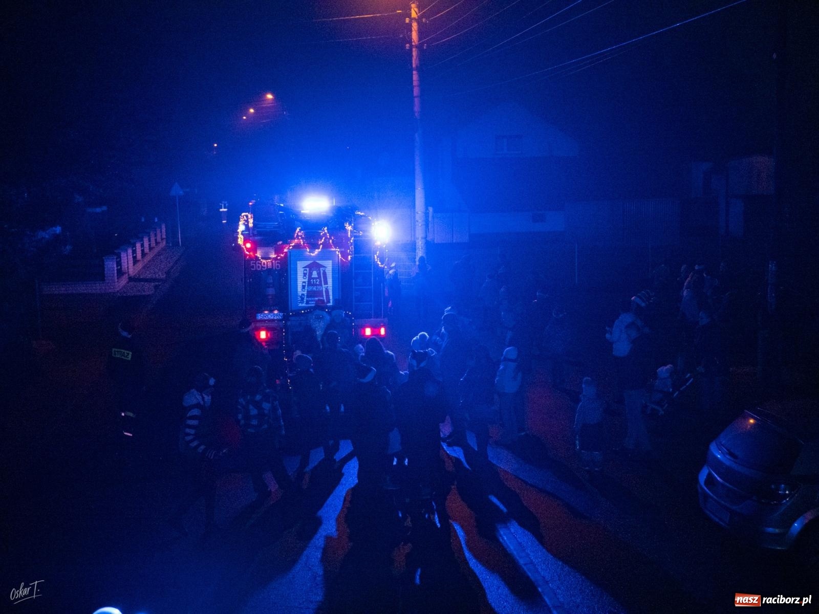 Zdjęcie w galerii na portalu naszraciborz.pl: Święty Mikołaj przyjechał do Nędzy wozem strażackim wiadomości z regionu