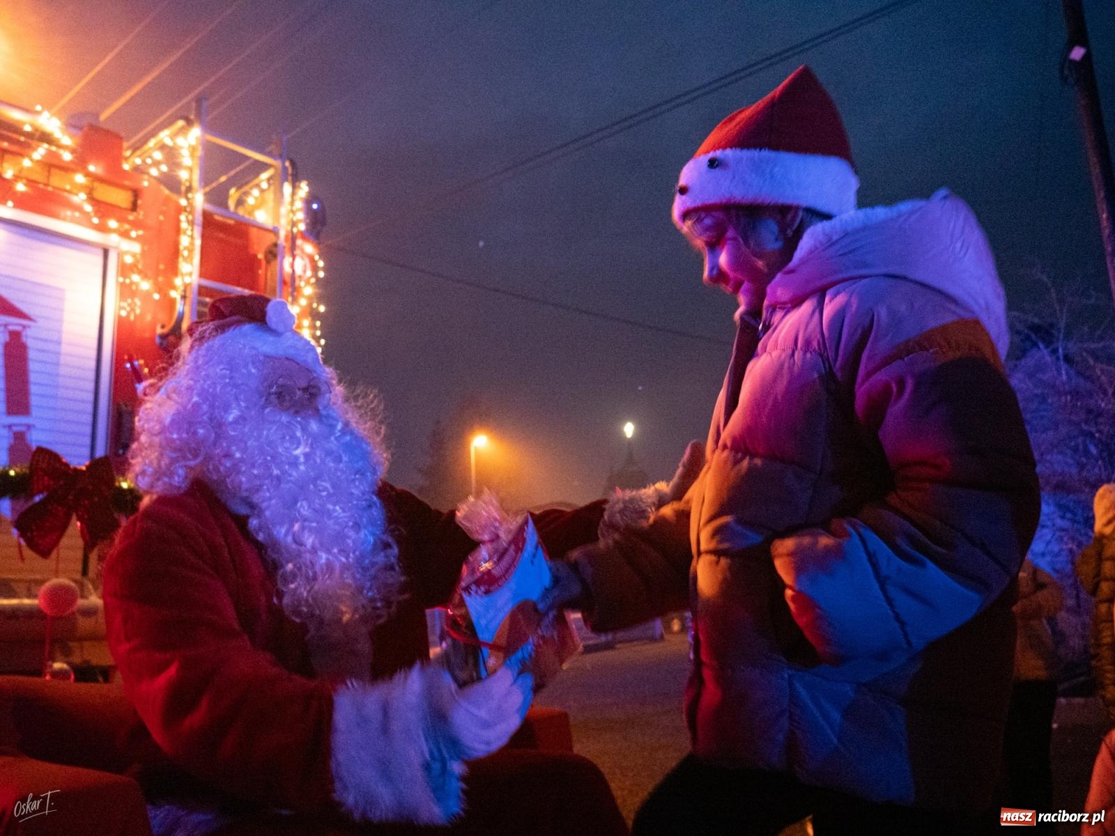 Zdjęcie w galerii na portalu naszraciborz.pl: Święty Mikołaj przyjechał do Nędzy wozem strażackim wiadomości z regionu