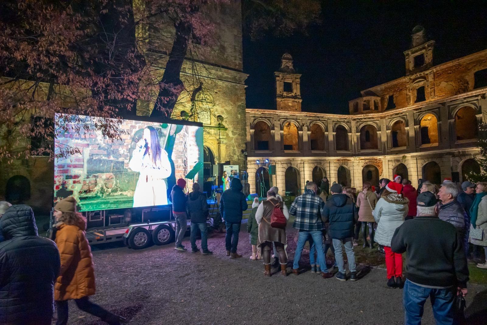 Zdjęcie w galerii na portalu naszraciborz.pl: Kiermasz Bożonarodzeniowy w baśniowej scenerii tworkowskiego zamku z rekordową frekwencją wiadomości z regionu