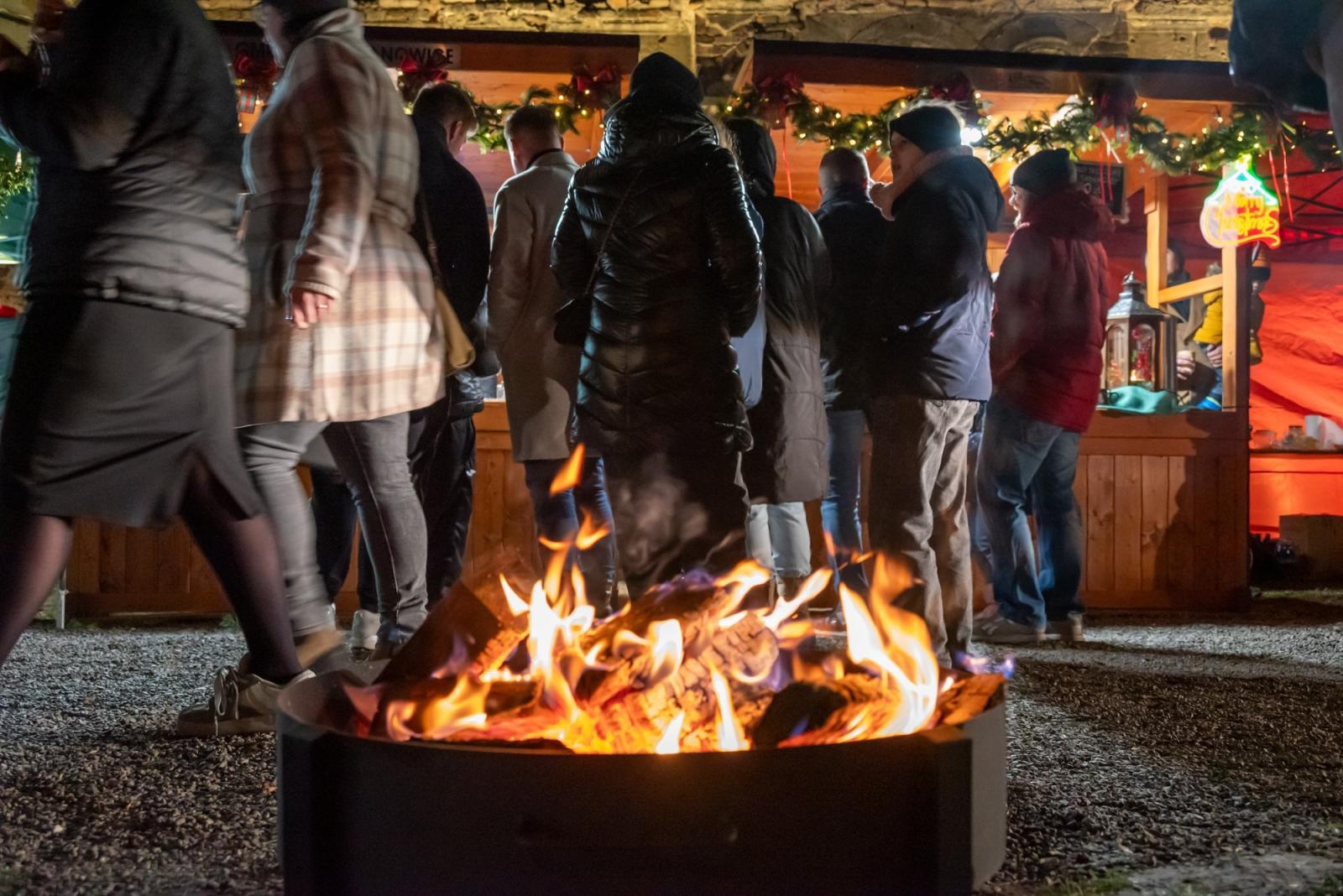 Zdjęcie w galerii na portalu naszraciborz.pl: Kiermasz Bożonarodzeniowy w baśniowej scenerii tworkowskiego zamku z rekordową frekwencją wiadomości z regionu