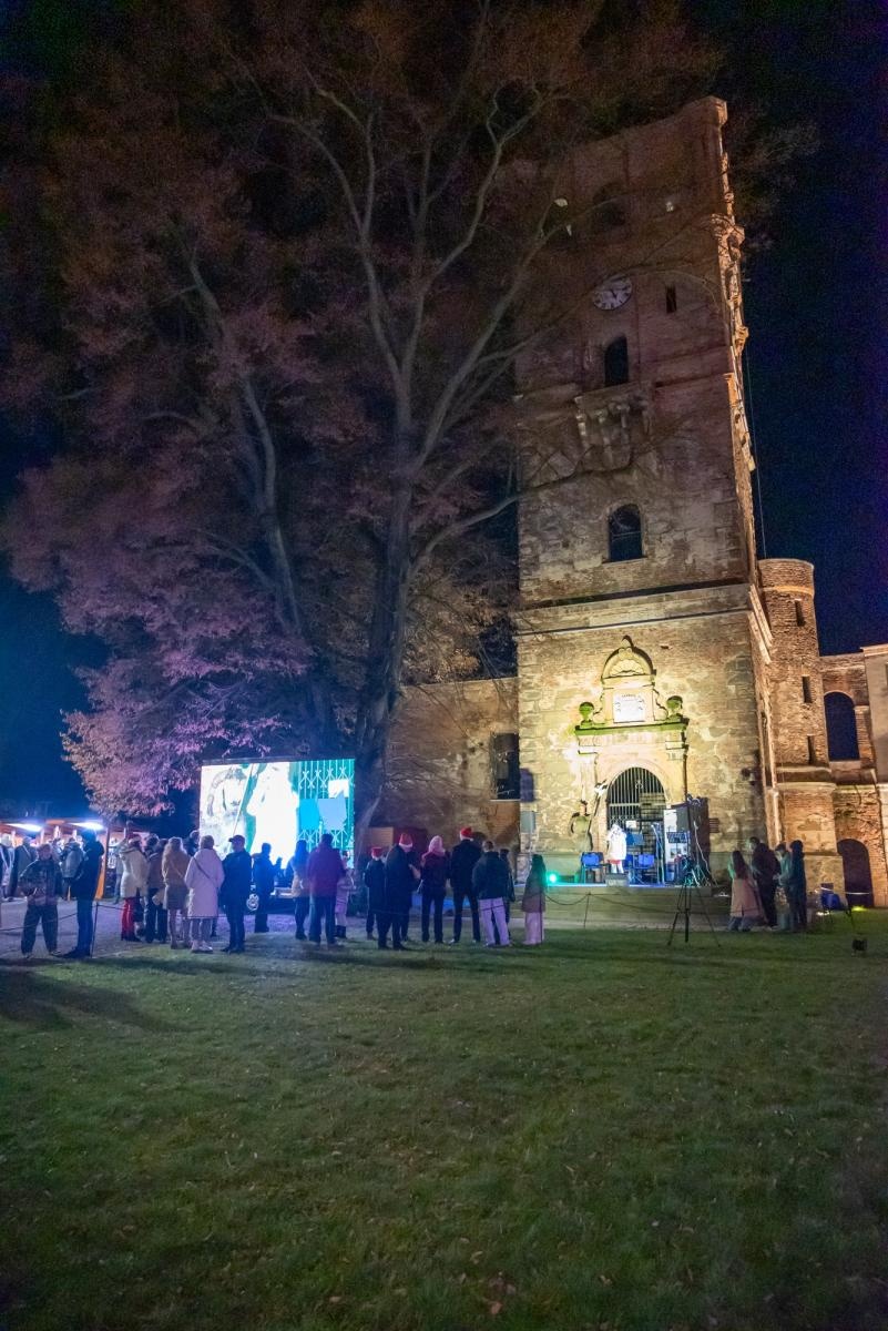 Zdjęcie w galerii na portalu naszraciborz.pl: Kiermasz Bożonarodzeniowy w baśniowej scenerii tworkowskiego zamku z rekordową frekwencją wiadomości z regionu