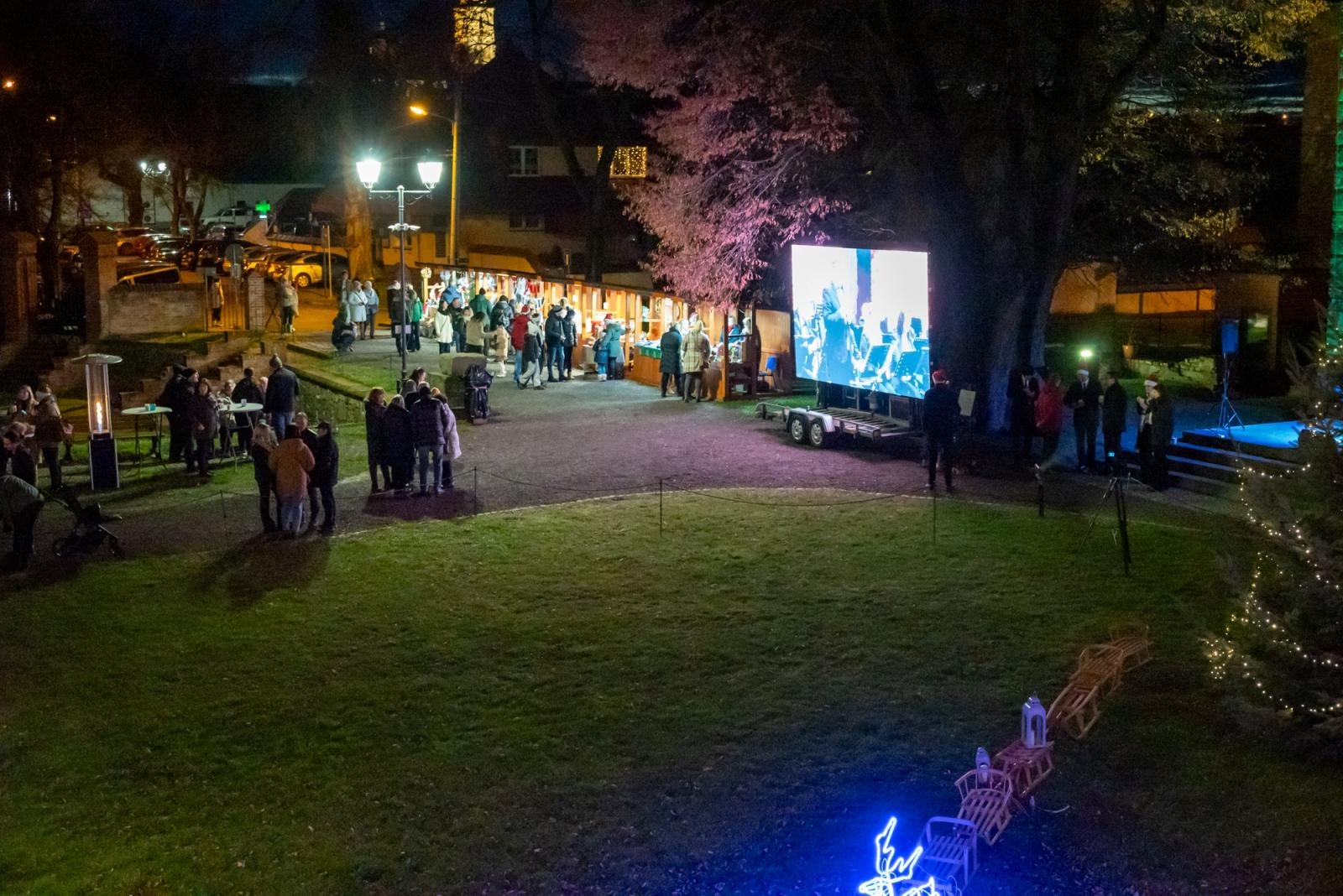 Zdjęcie w galerii na portalu naszraciborz.pl: Kiermasz Bożonarodzeniowy w baśniowej scenerii tworkowskiego zamku z rekordową frekwencją wiadomości z regionu