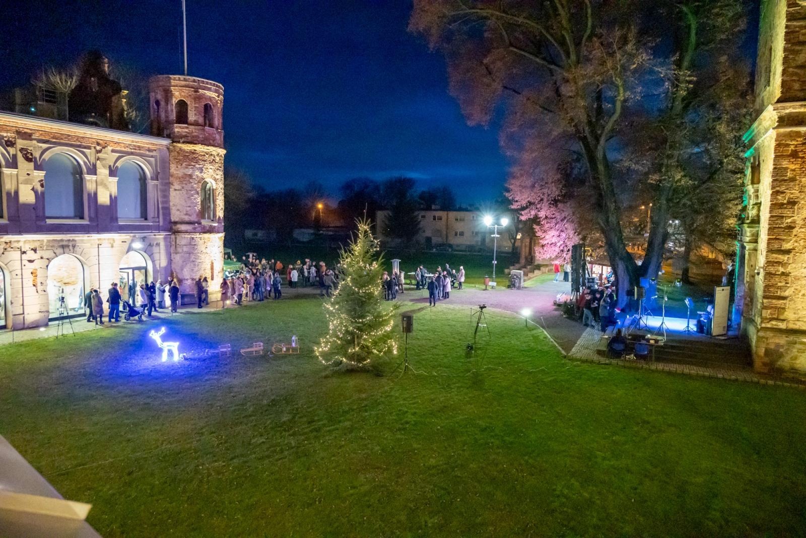 Zdjęcie w galerii na portalu naszraciborz.pl: Kiermasz Bożonarodzeniowy w baśniowej scenerii tworkowskiego zamku z rekordową frekwencją wiadomości z regionu