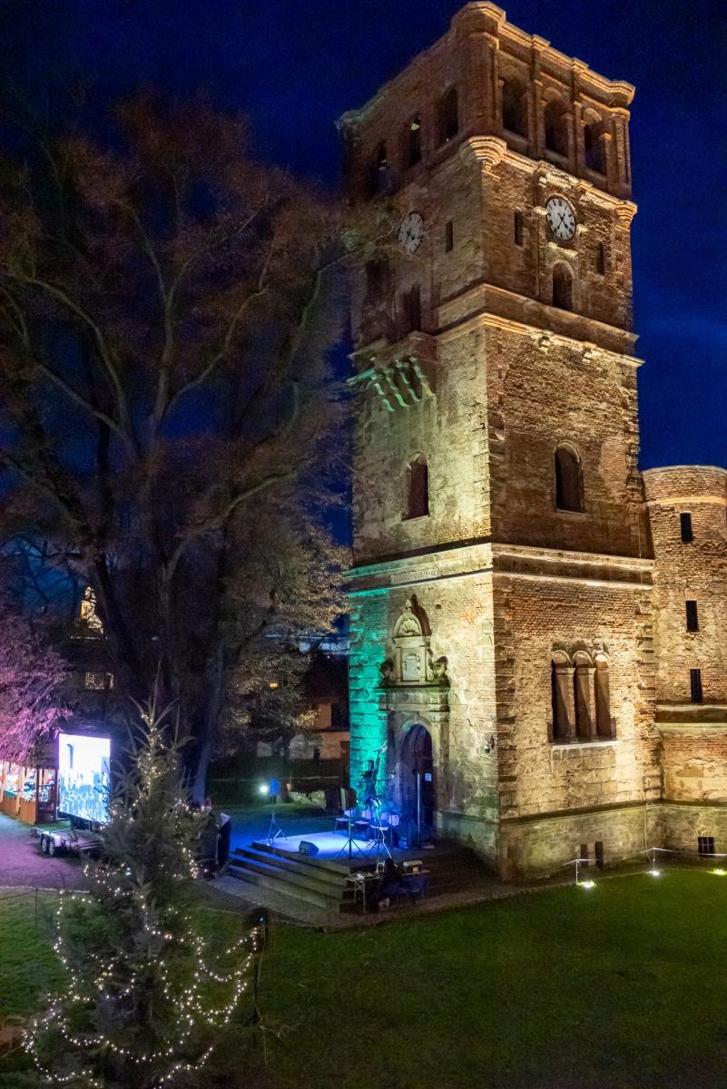 Zdjęcie w galerii na portalu naszraciborz.pl: Kiermasz Bożonarodzeniowy w baśniowej scenerii tworkowskiego zamku z rekordową frekwencją wiadomości z regionu