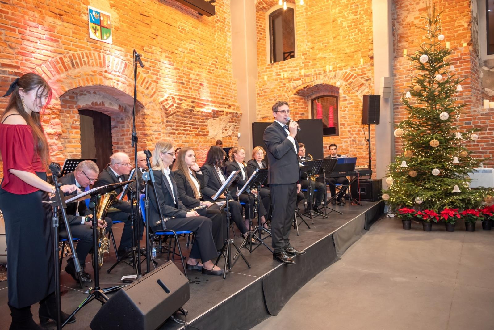 Zdjęcie w galerii na portalu naszraciborz.pl: Kiermasz Bożonarodzeniowy w baśniowej scenerii tworkowskiego zamku z rekordową frekwencją wiadomości z regionu